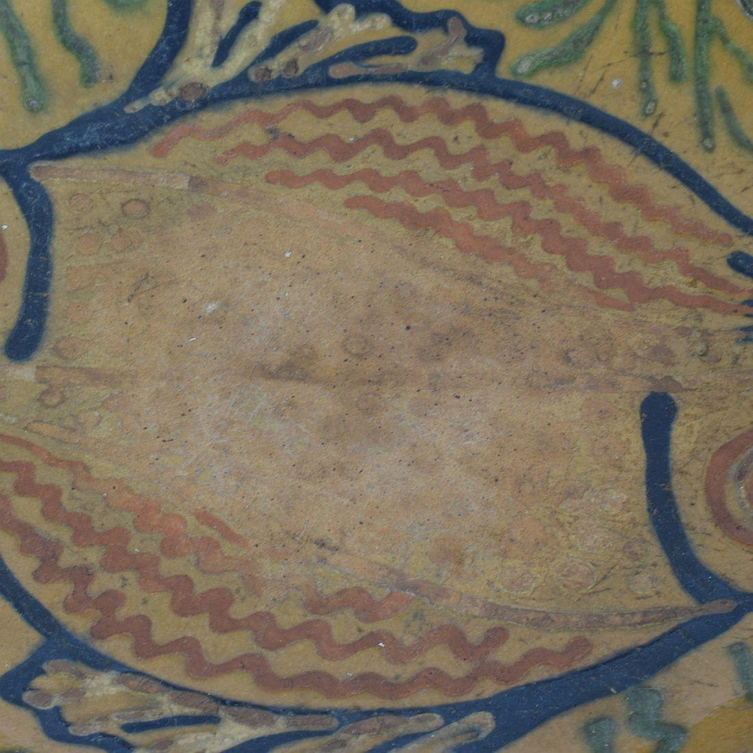 Plat/ bol en céramique artisanale émaillée du 19ème siècle représentant deux poissons en vente 3