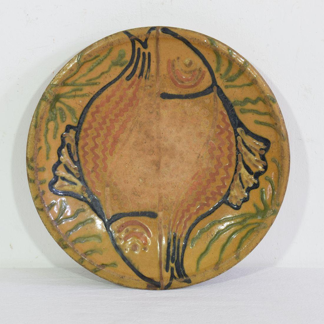 French 19th Century Glazed Folk Art Ceramic Platter/ Bowl Depicting Two Fish In Good Condition For Sale In Buisson, FR