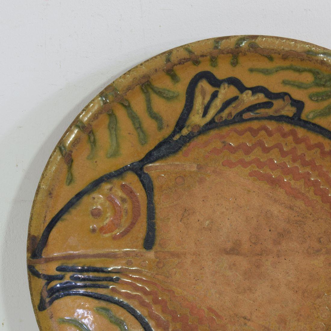 Vernissé Plat/ bol en céramique artisanale émaillée du 19ème siècle représentant deux poissons en vente