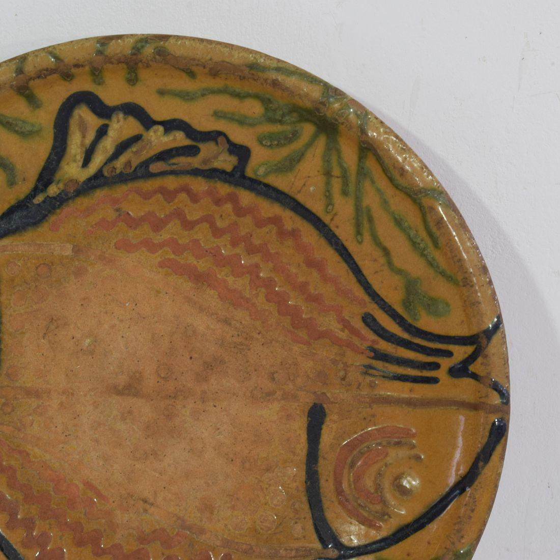 Französisch 19. Jahrhundert glasierte Volkskunst keramische Platte / Schüssel Darstellung von zwei Fischen (Keramik) im Angebot