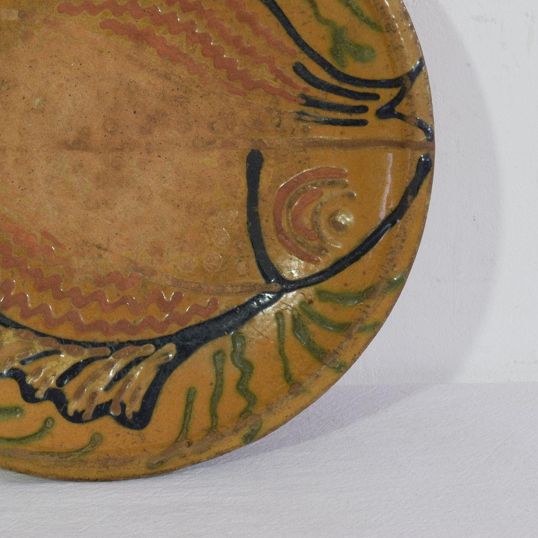 Céramique Plat/ bol en céramique artisanale émaillée du 19ème siècle représentant deux poissons en vente
