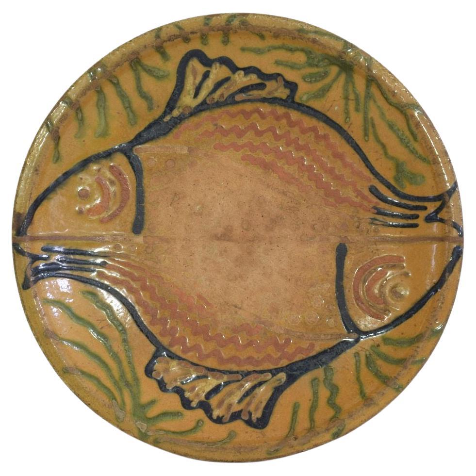 Französisch 19. Jahrhundert glasierte Volkskunst keramische Platte / Schüssel Darstellung von zwei Fischen im Angebot
