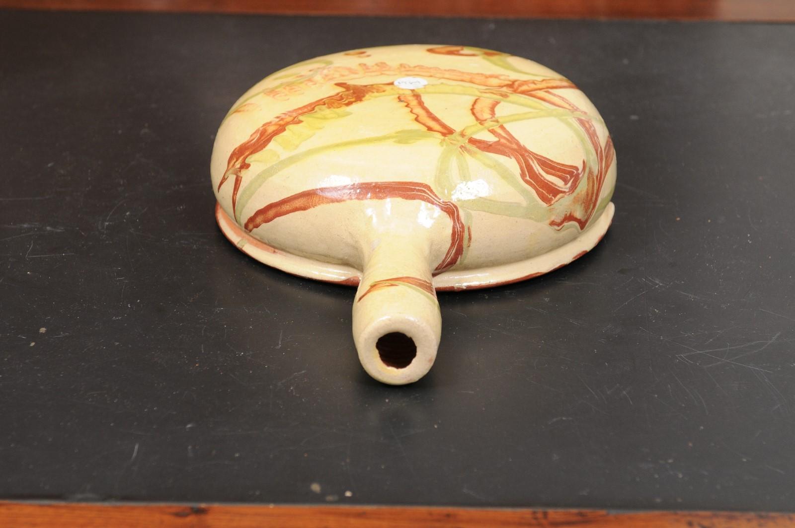 Plat de service français du 19ème siècle en poterie émaillée avec glaçure terre cuite et or en vente 1
