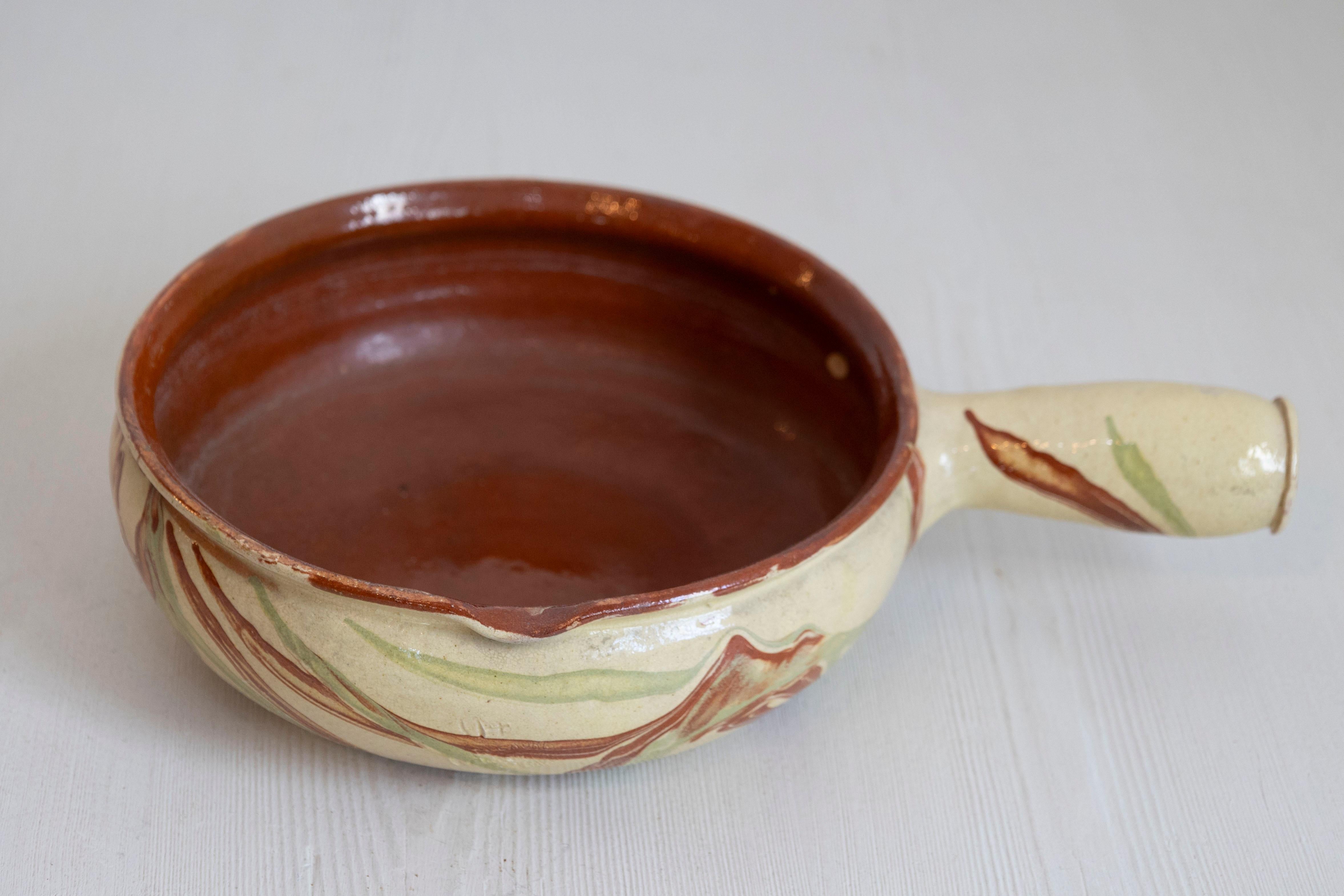 Français Plat de service français du 19ème siècle en poterie émaillée avec glaçure terre cuite et or en vente