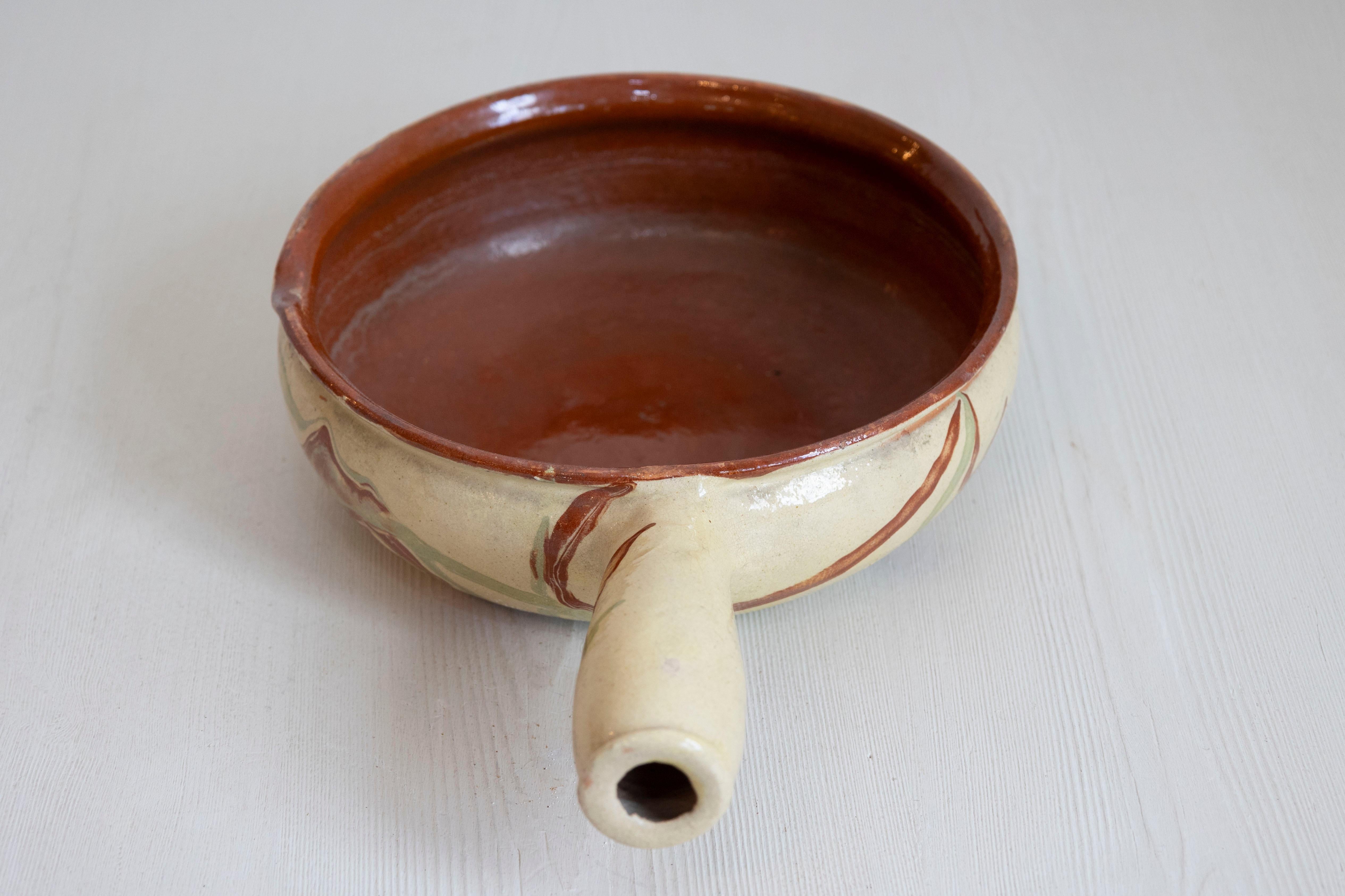 Vernissé Plat de service français du 19ème siècle en poterie émaillée avec glaçure terre cuite et or en vente