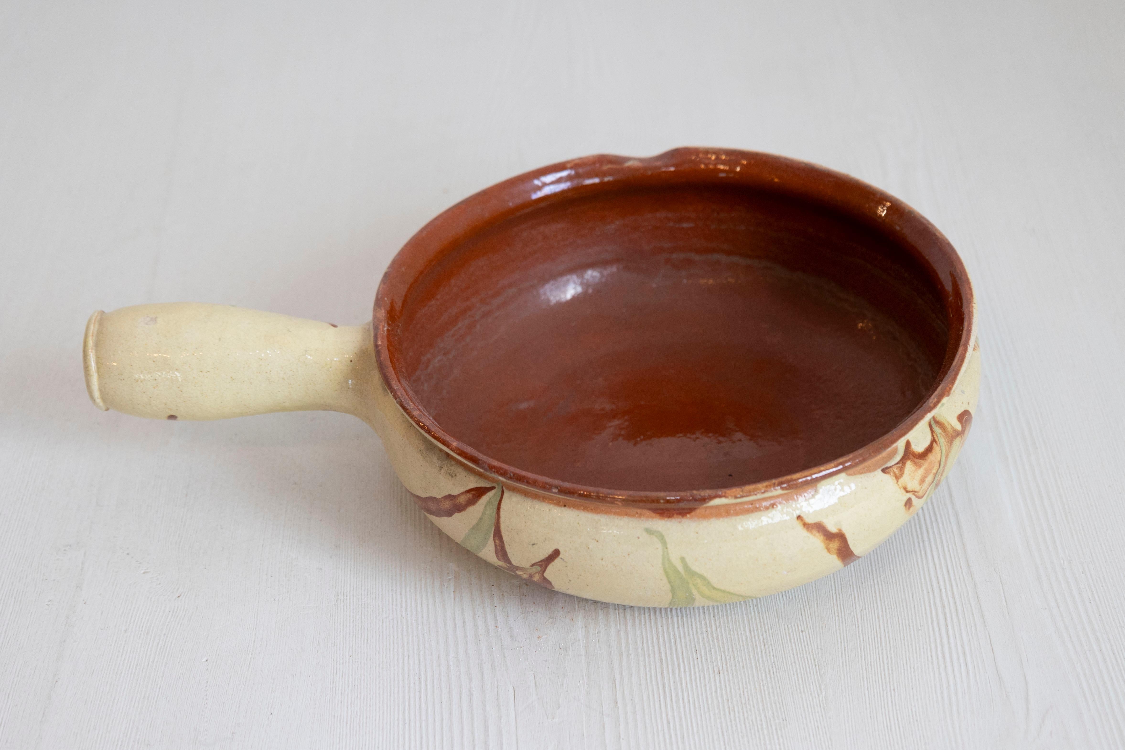 Plat de service français du 19ème siècle en poterie émaillée avec glaçure terre cuite et or Bon état - En vente à Atlanta, GA
