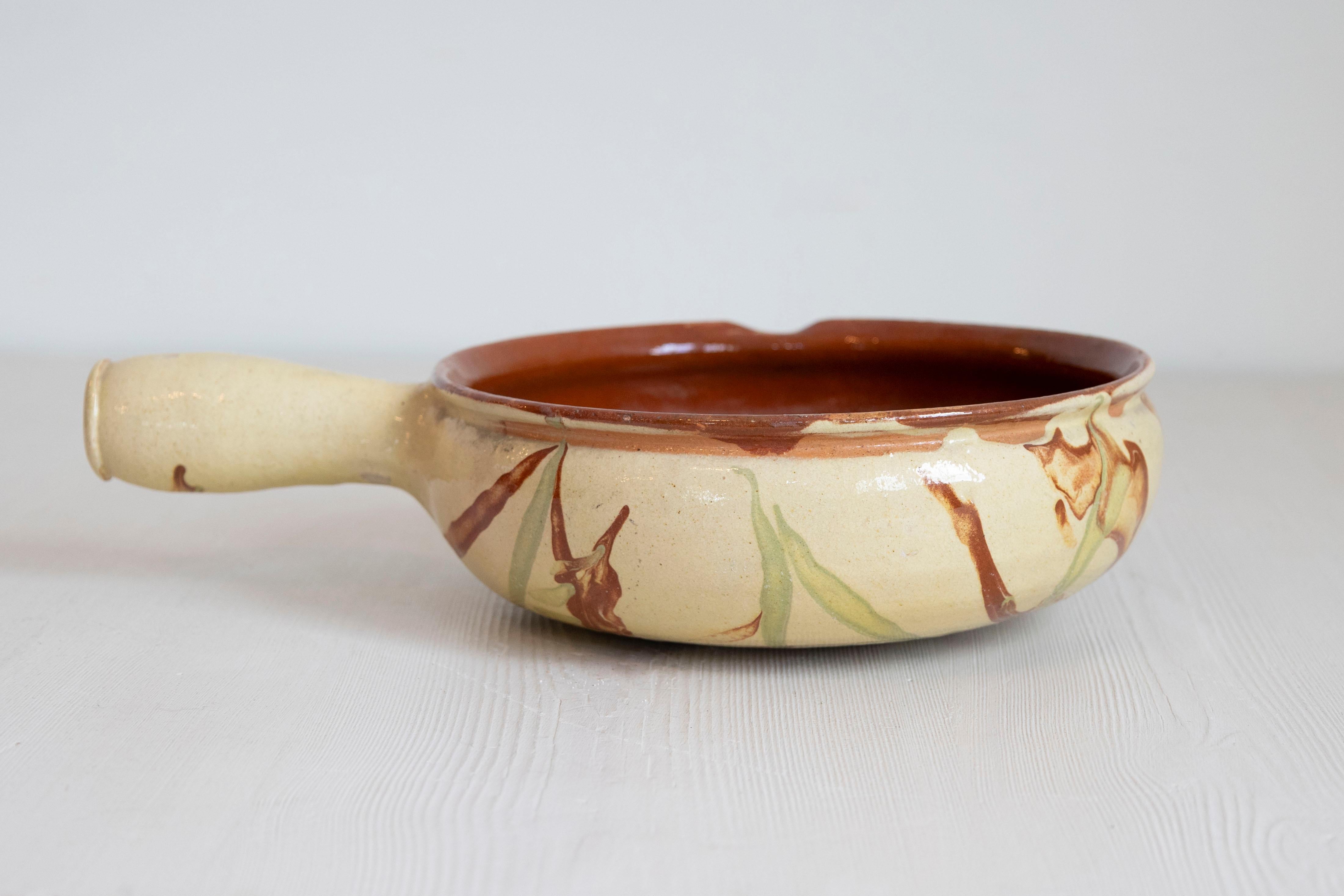 XIXe siècle Plat de service français du 19ème siècle en poterie émaillée avec glaçure terre cuite et or en vente