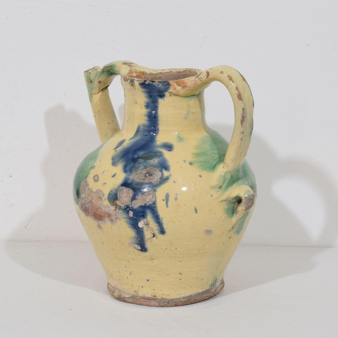 Grande pièce authentique et rarissime de poterie avec un bec en anse provenant de la Provence appelée : Orjol du Lauragais. Le fait que cette cruche soit émaillée de plusieurs couleurs la rend encore plus spectaculaire et rare. Magnifique glaçure