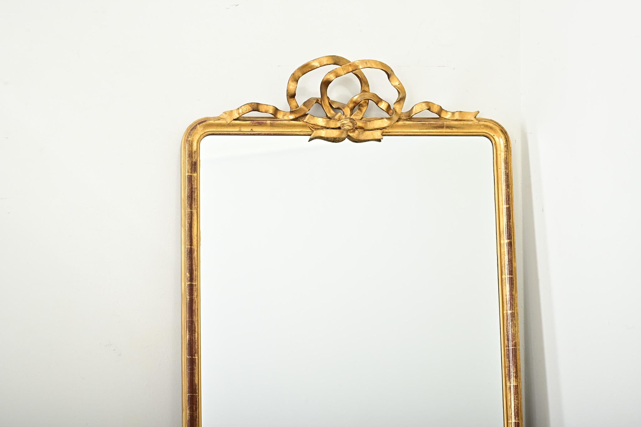 Luigi XVI Specchio francese del XIX secolo con nastro intagliato e dorato in vendita