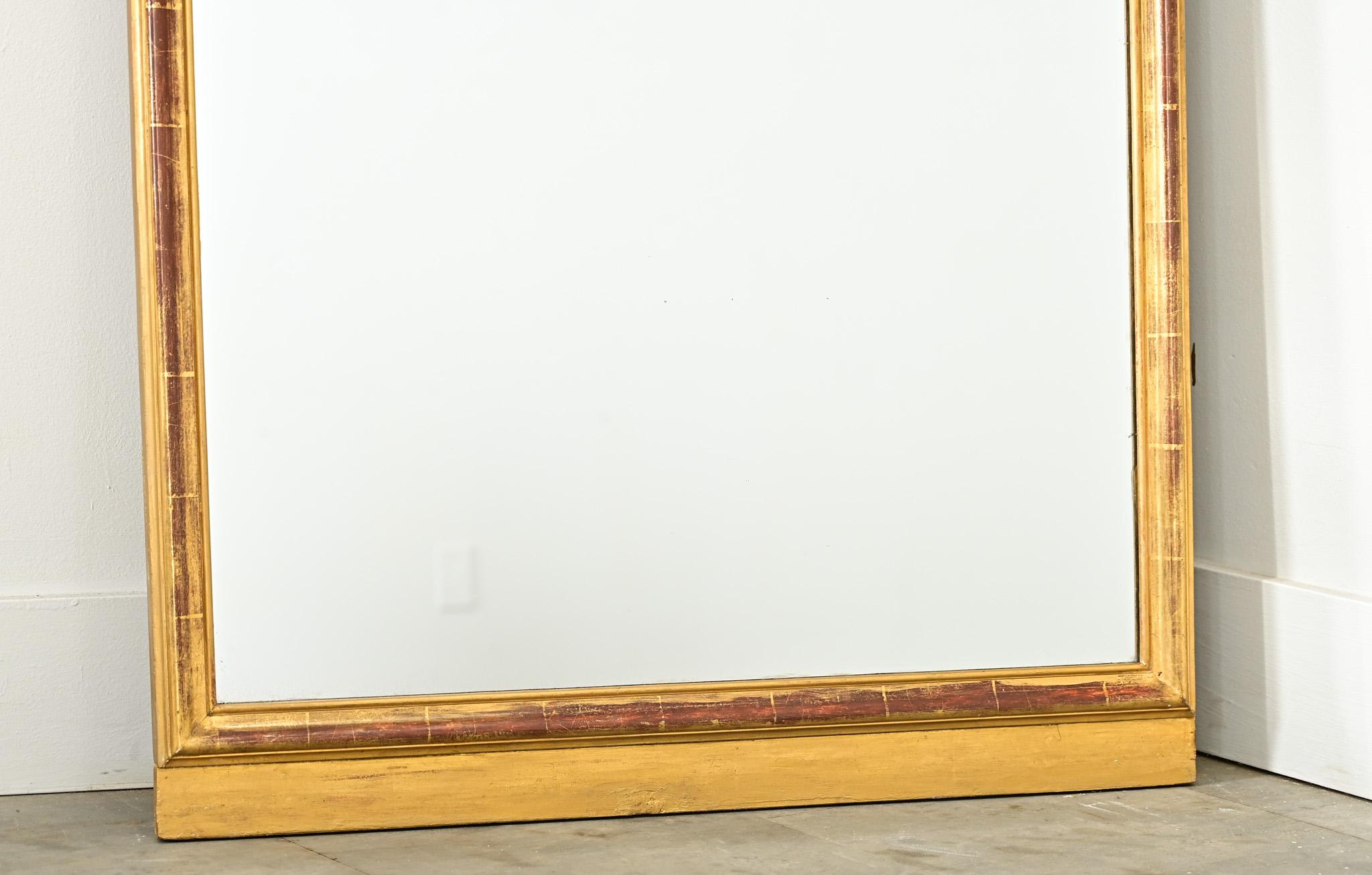 Francese Specchio francese del XIX secolo con nastro intagliato e dorato in vendita