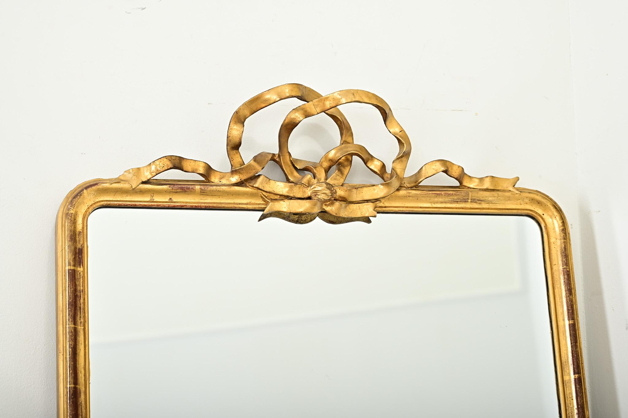 Dorato Specchio francese del XIX secolo con nastro intagliato e dorato in vendita