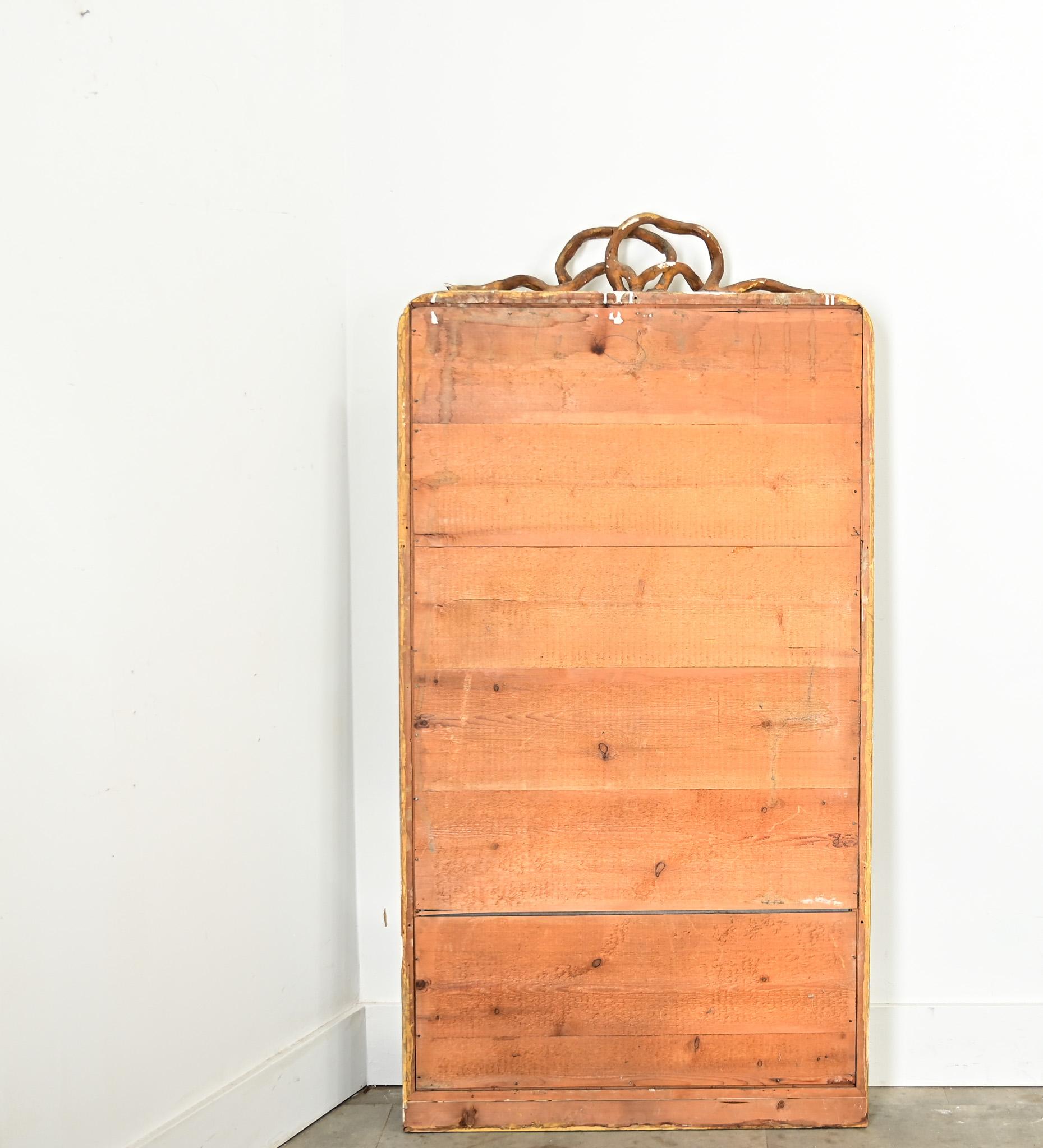 Specchio francese del XIX secolo con nastro intagliato e dorato In condizioni buone in vendita a Baton Rouge, LA