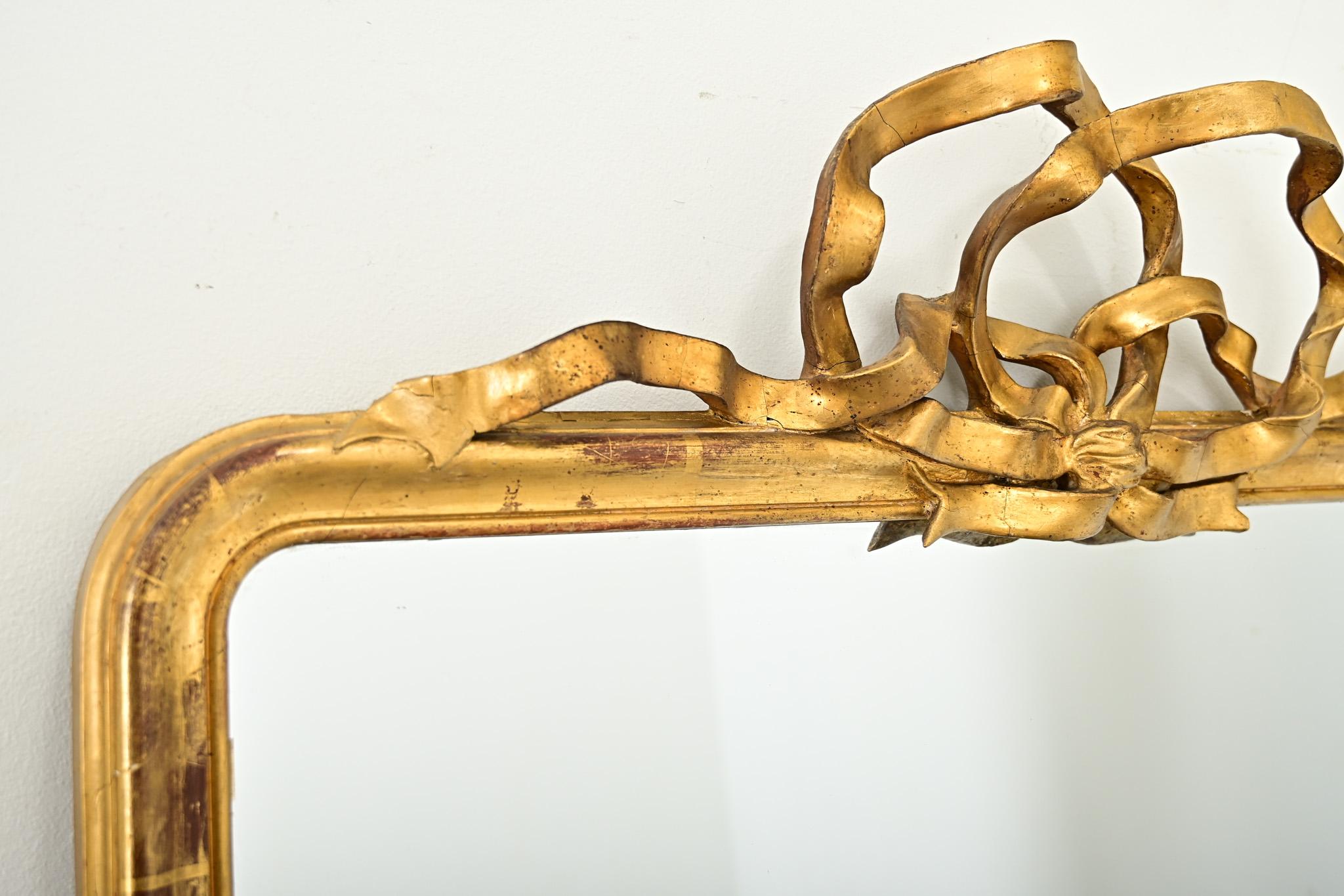 Oro Specchio francese del XIX secolo con nastro intagliato e dorato in vendita