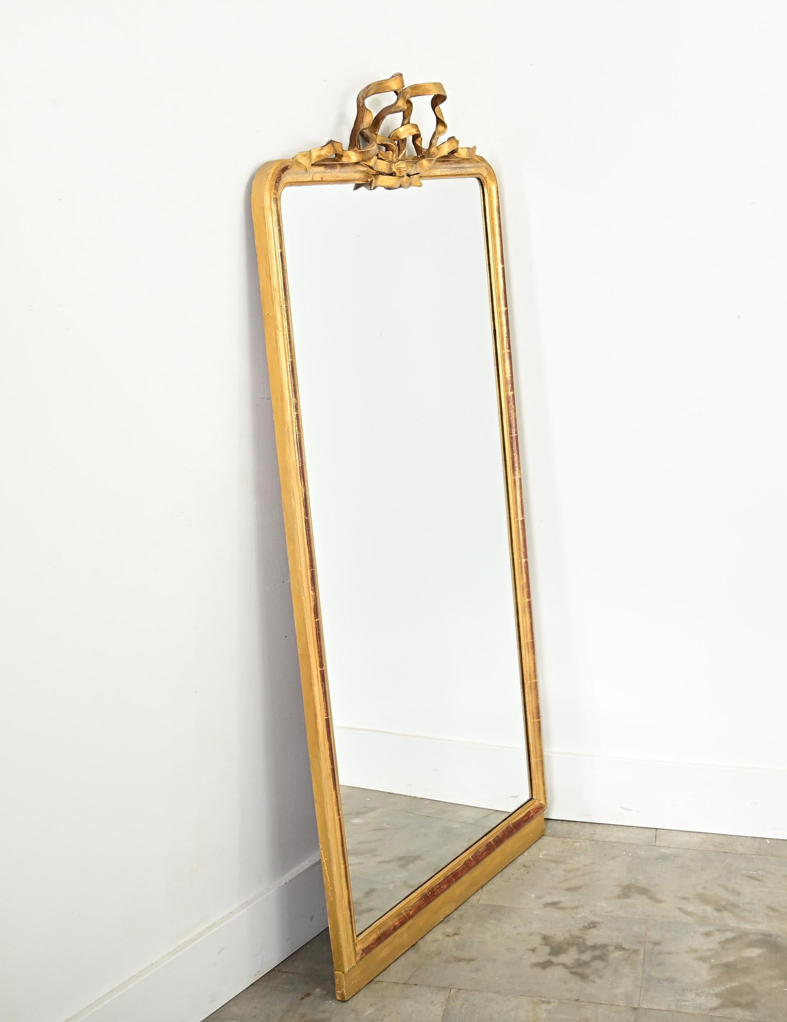 Specchio francese del XIX secolo con nastro intagliato e dorato in vendita 1