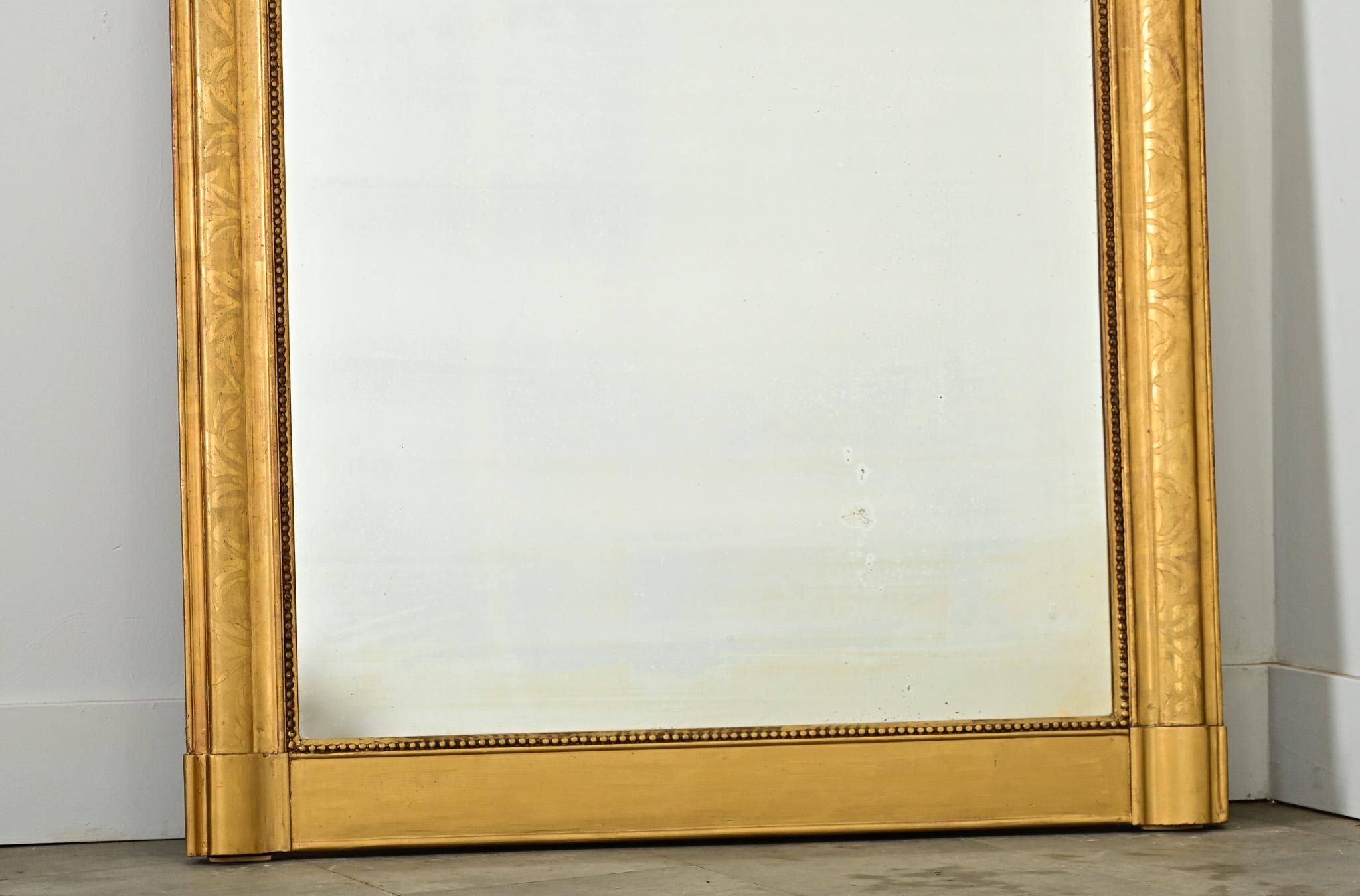 Francese Specchio francese Louis Philippe dorato del XIX secolo