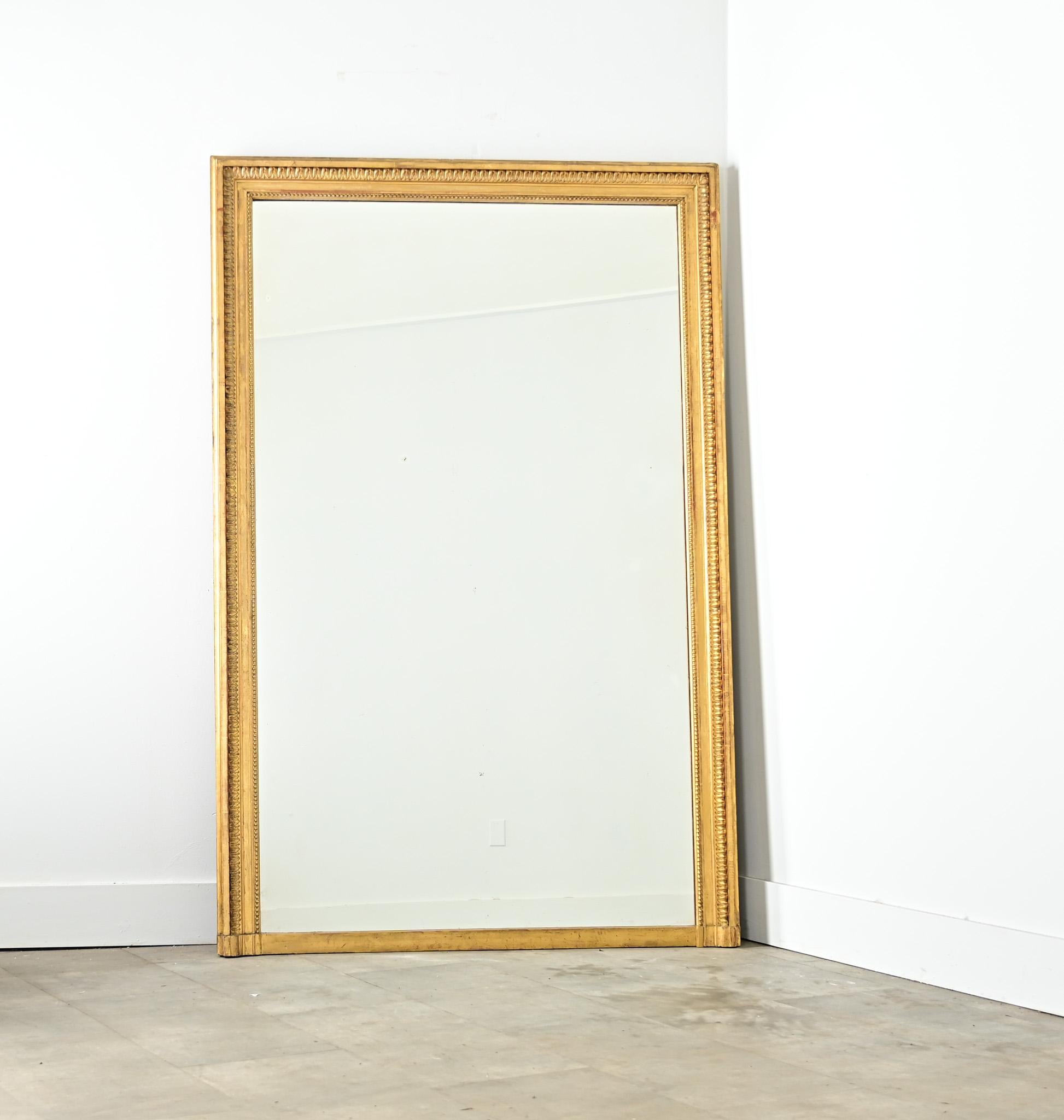 Néoclassique Miroir de cheminée français du 19e siècle, doré à l'or fin en vente