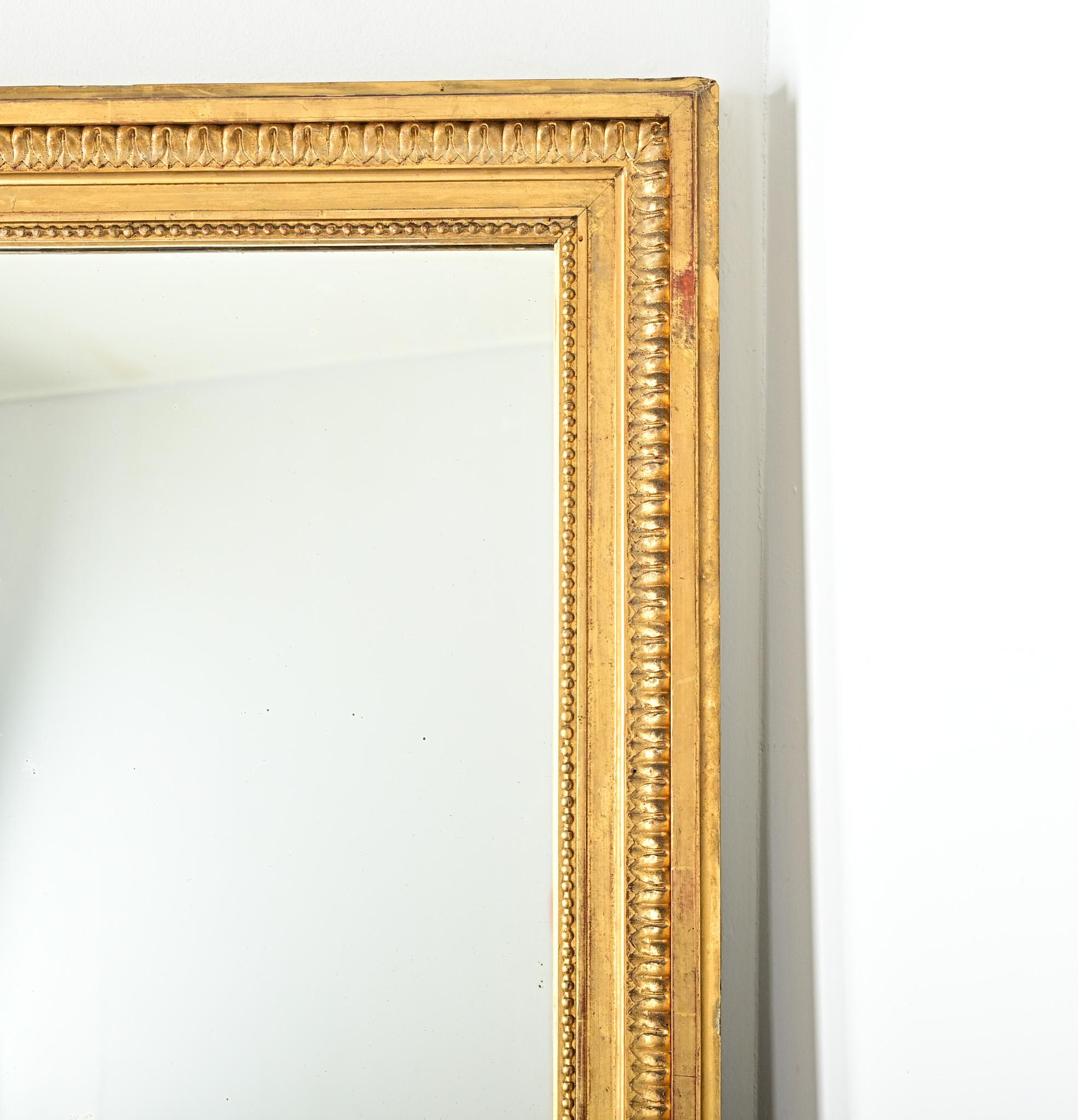 Miroir de cheminée français du 19e siècle, doré à l'or fin Bon état - En vente à Baton Rouge, LA