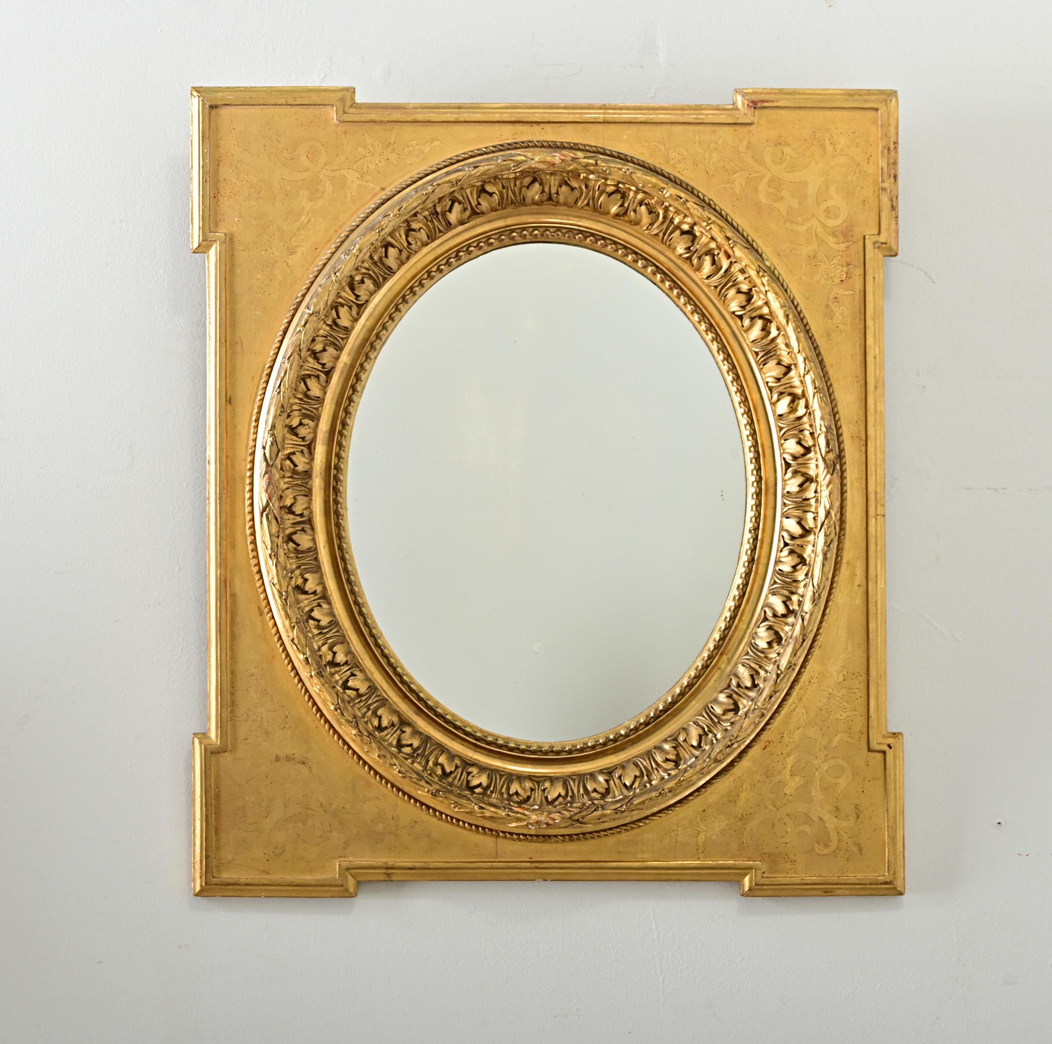 Uno splendido specchio francese dorato del XIX secolo con impressionanti tecniche di intaglio che illustrano la cornice con motivi foliati. In uno stile che ricorda l'italianità popolare nel XVIII secolo, ogni angolo sporge leggermente verso