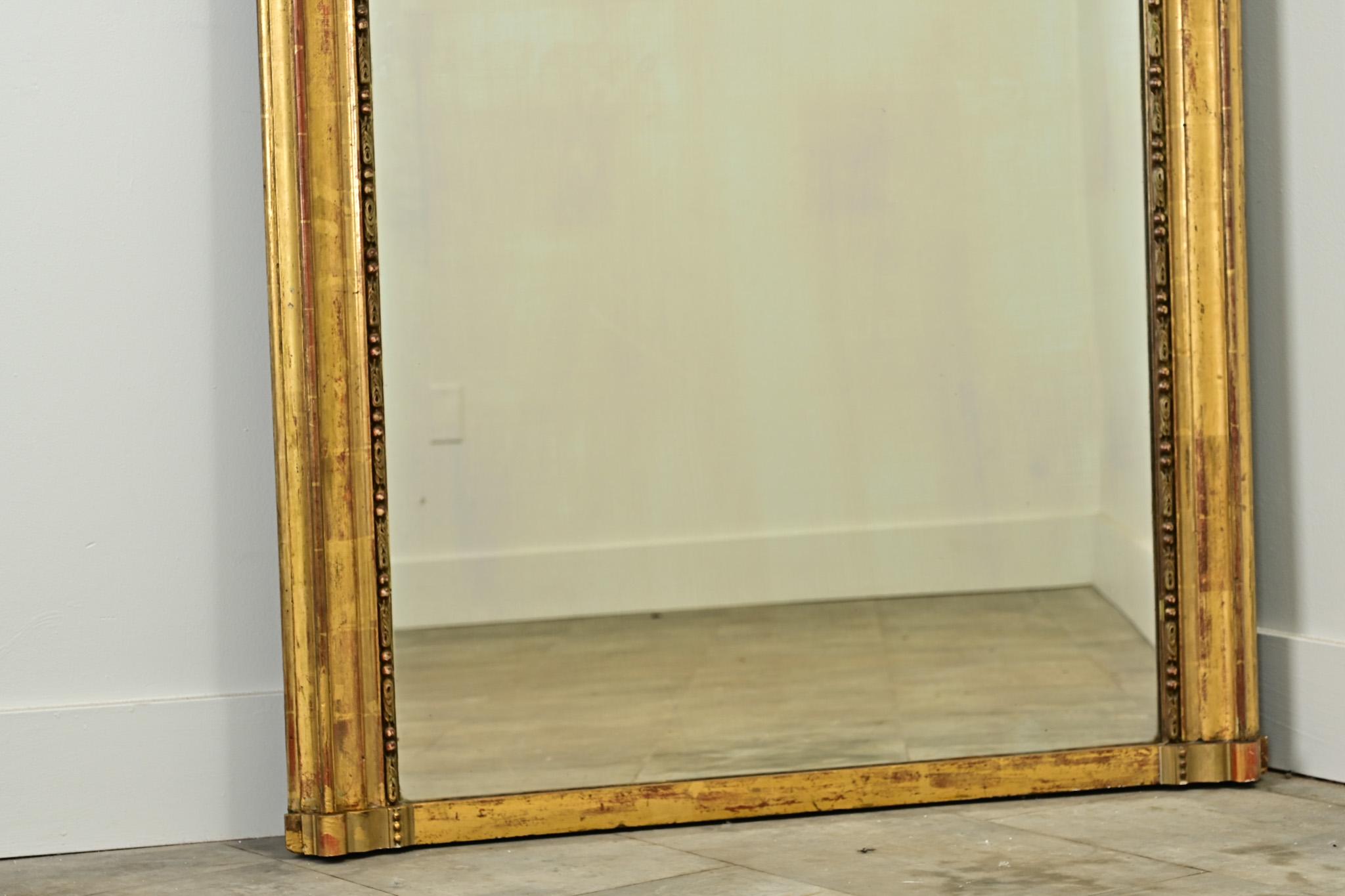 Miroir français du 19ème siècle doré à l'or Bon état - En vente à Baton Rouge, LA