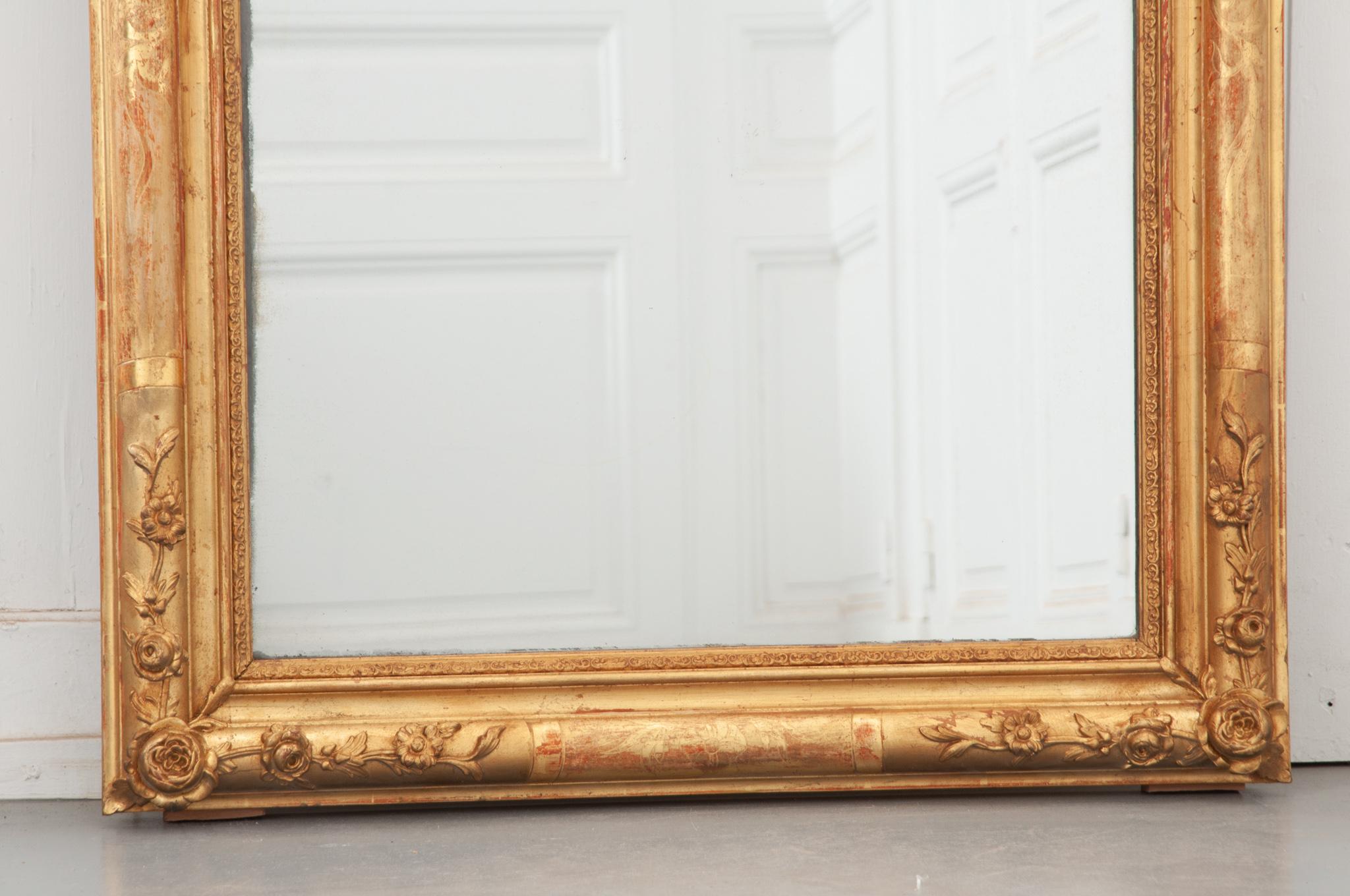 Sculpté Miroir inclinable français du 19ème siècle doré à l'or fin en vente