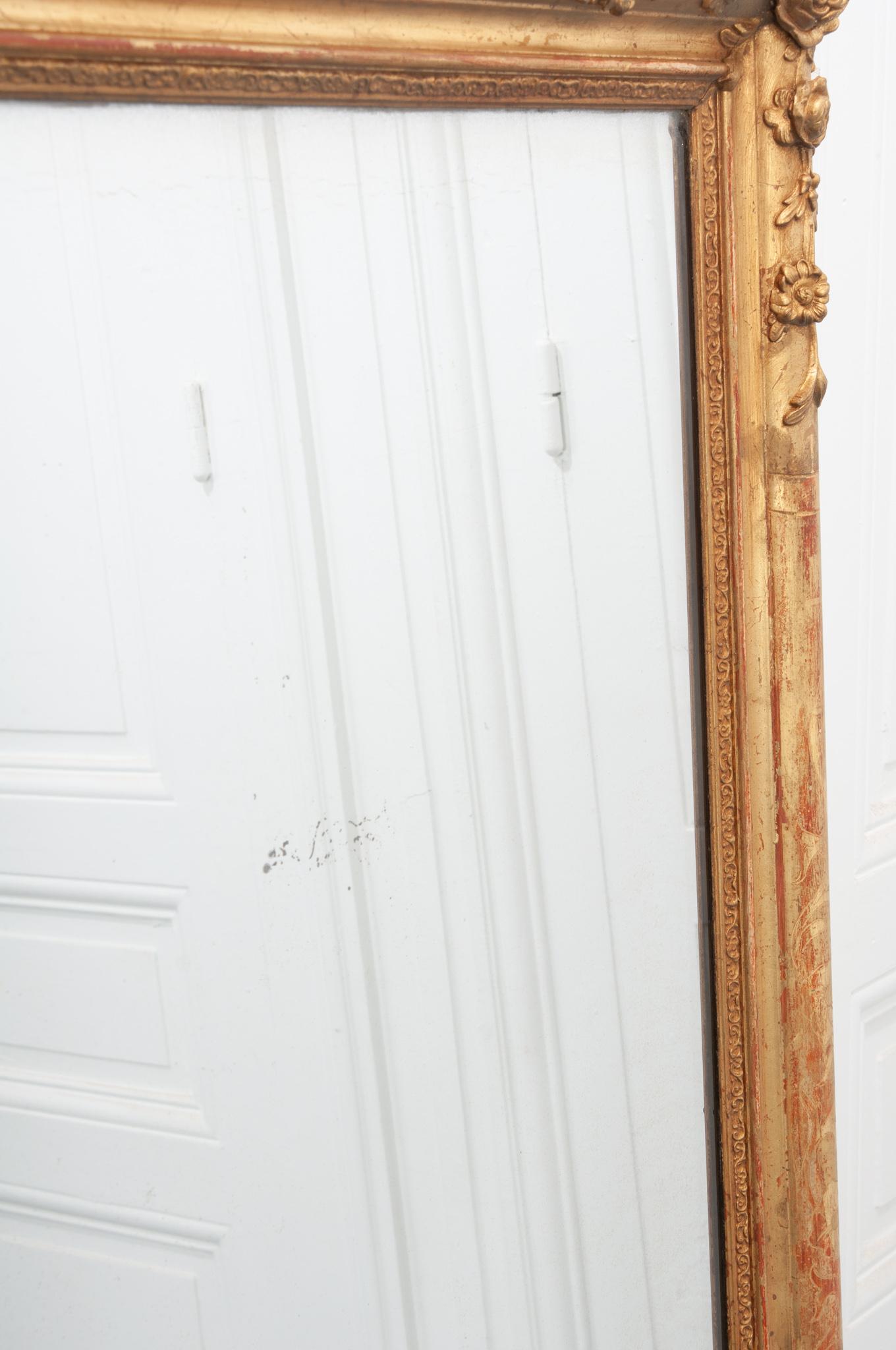 Miroir inclinable français du 19ème siècle doré à l'or fin Bon état - En vente à Baton Rouge, LA