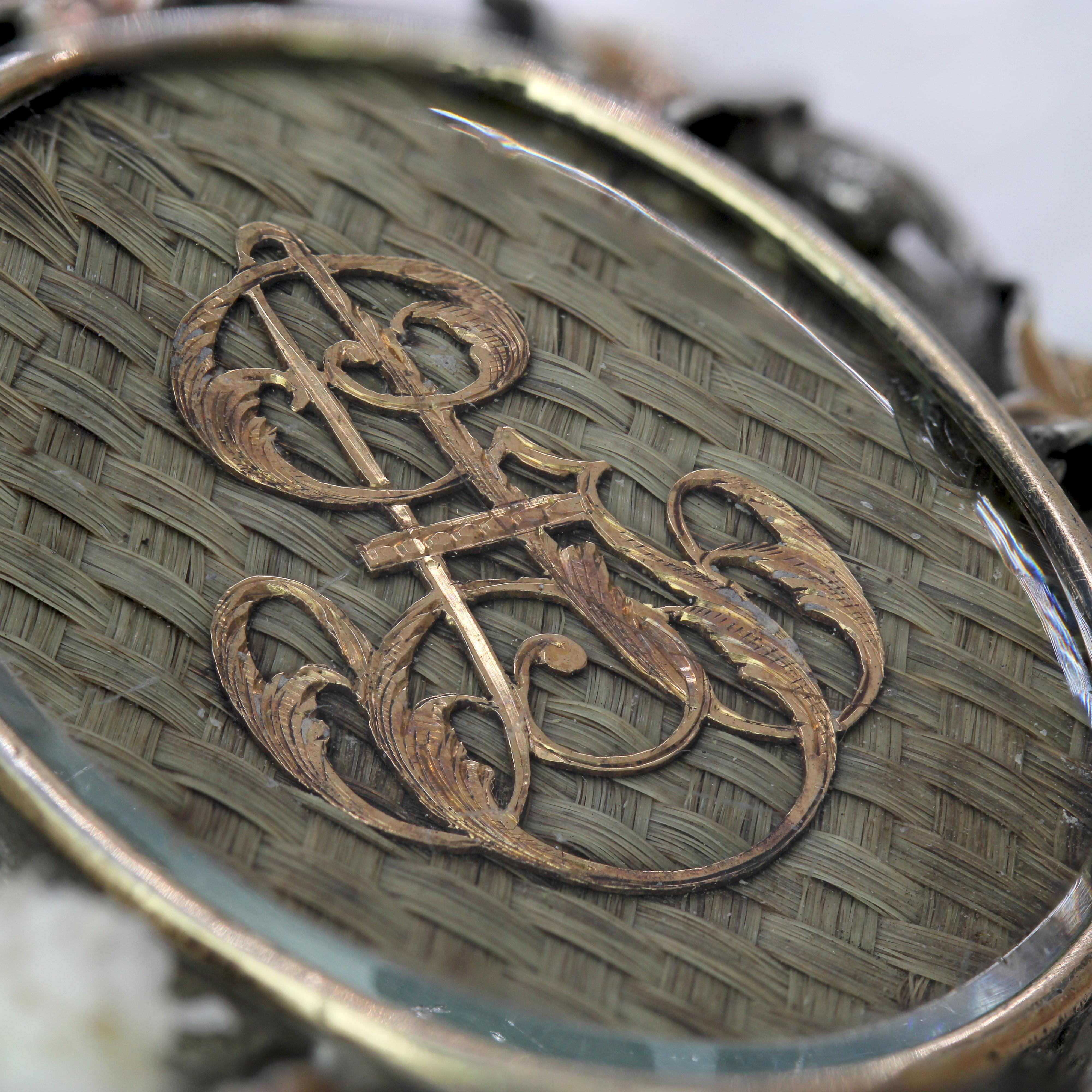 French 19th Century Gold Silver Hair Memory Brooch In Excellent Condition For Sale In Poitiers, FR