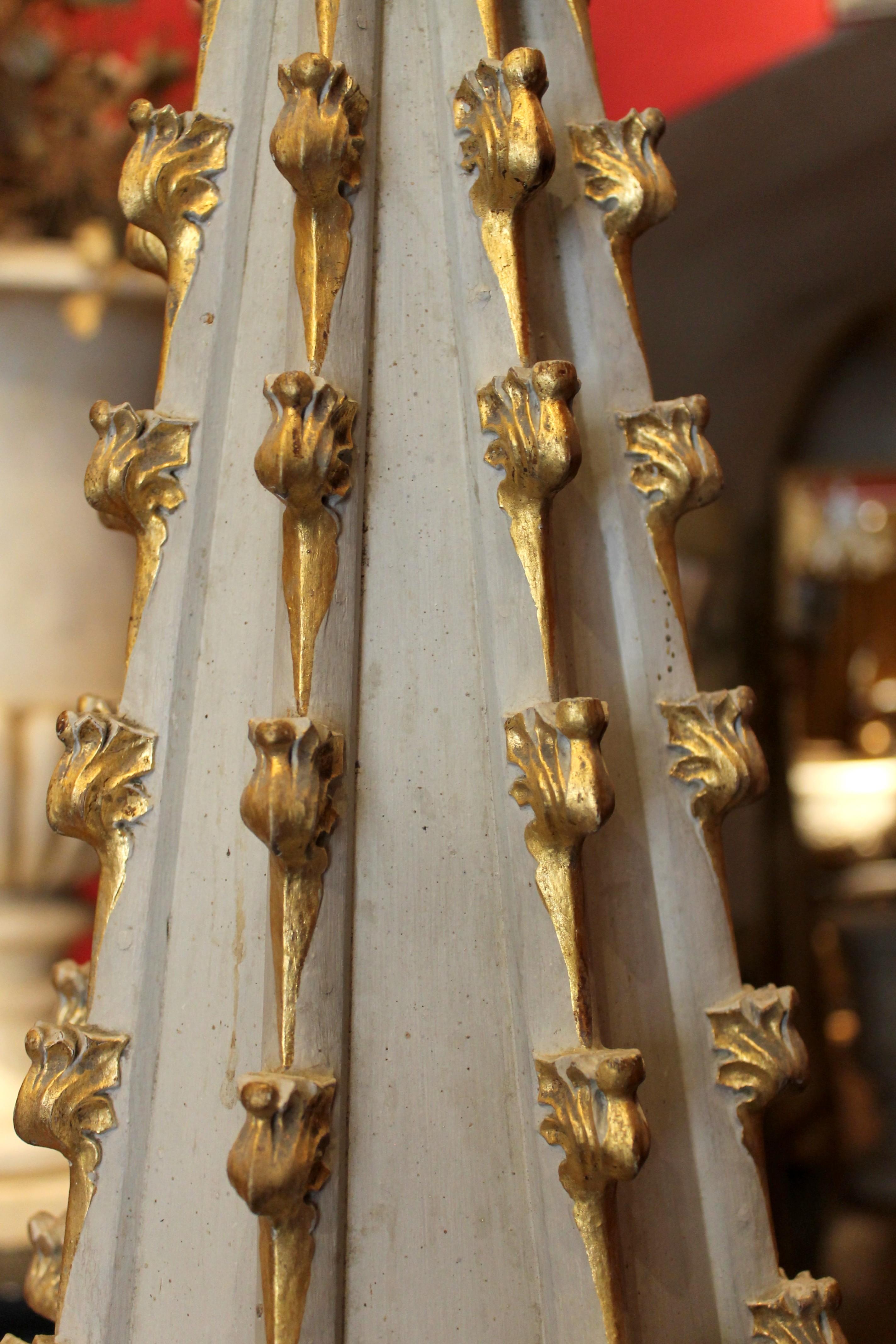 Spire néo-gothique française du 19ème siècle sculptée à la main, laquée et en bois doré à la feuille en vente 2
