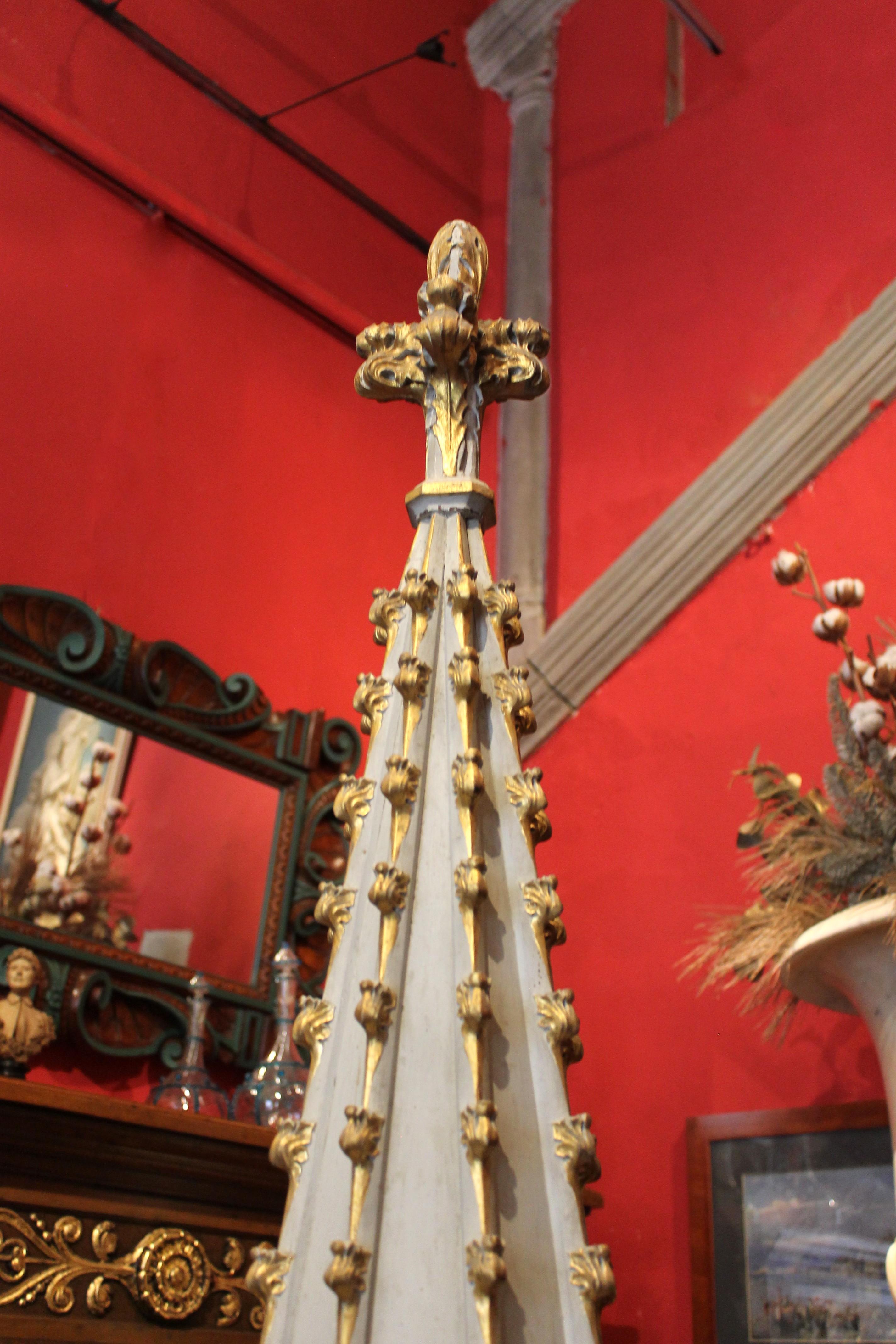 Spire néo-gothique française du 19ème siècle sculptée à la main, laquée et en bois doré à la feuille en vente 4