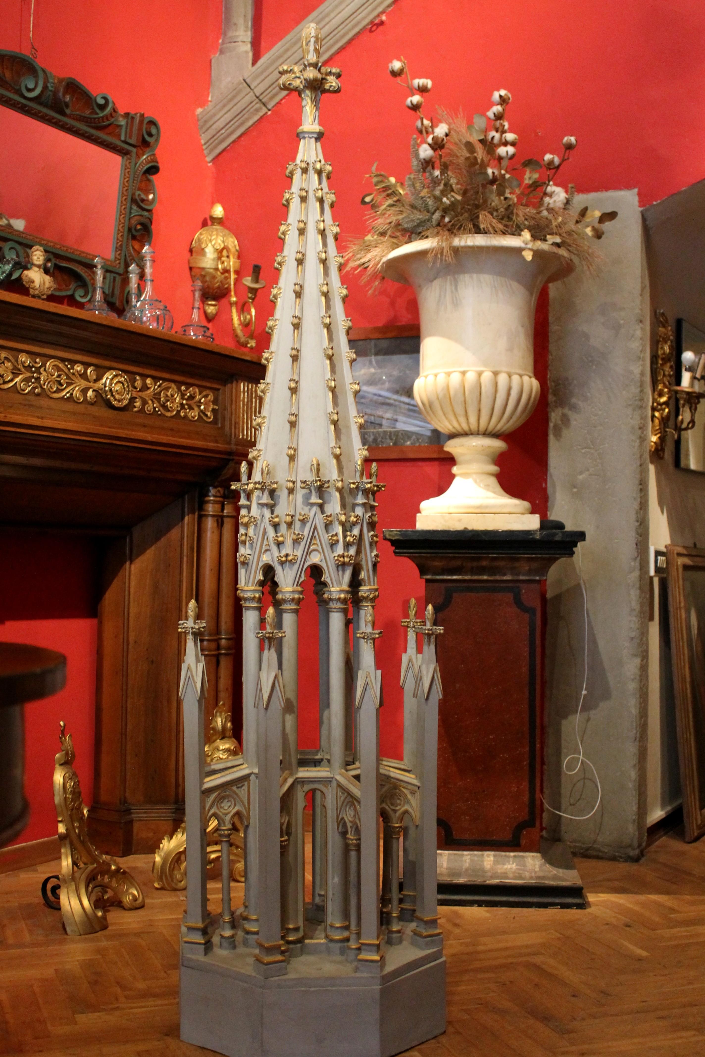 Spire néo-gothique française du 19ème siècle sculptée à la main, laquée et en bois doré à la feuille en vente 6