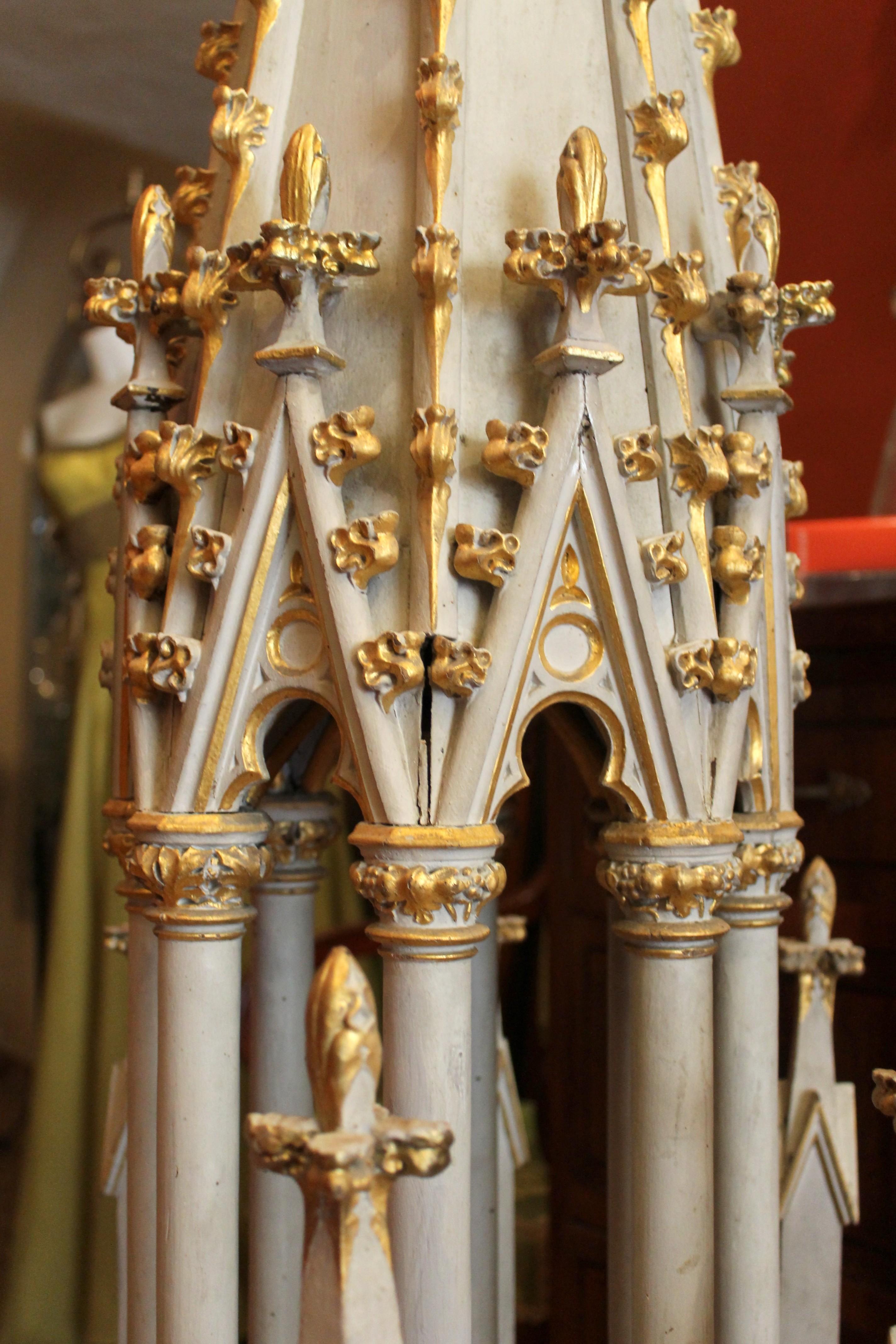 Français Spire néo-gothique française du 19ème siècle sculptée à la main, laquée et en bois doré à la feuille en vente