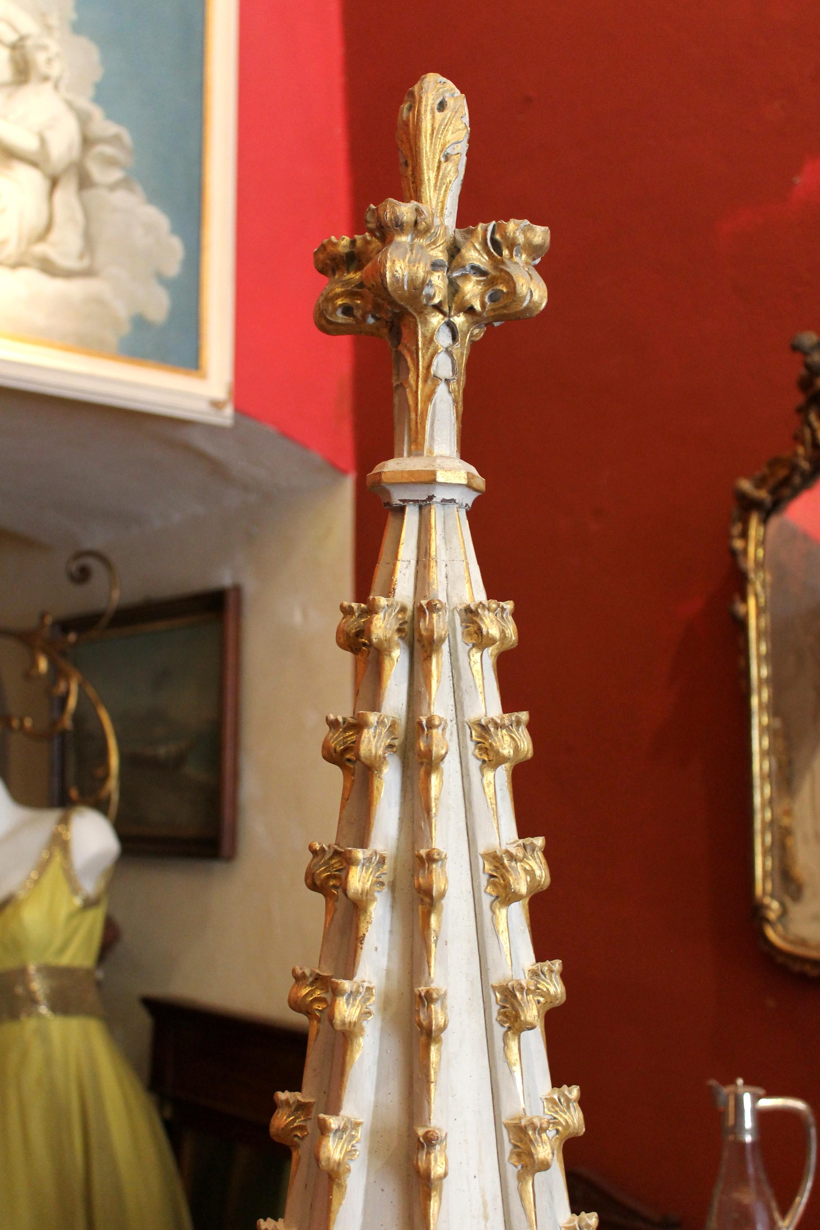 XIXe siècle Spire néo-gothique française du 19ème siècle sculptée à la main, laquée et en bois doré à la feuille en vente