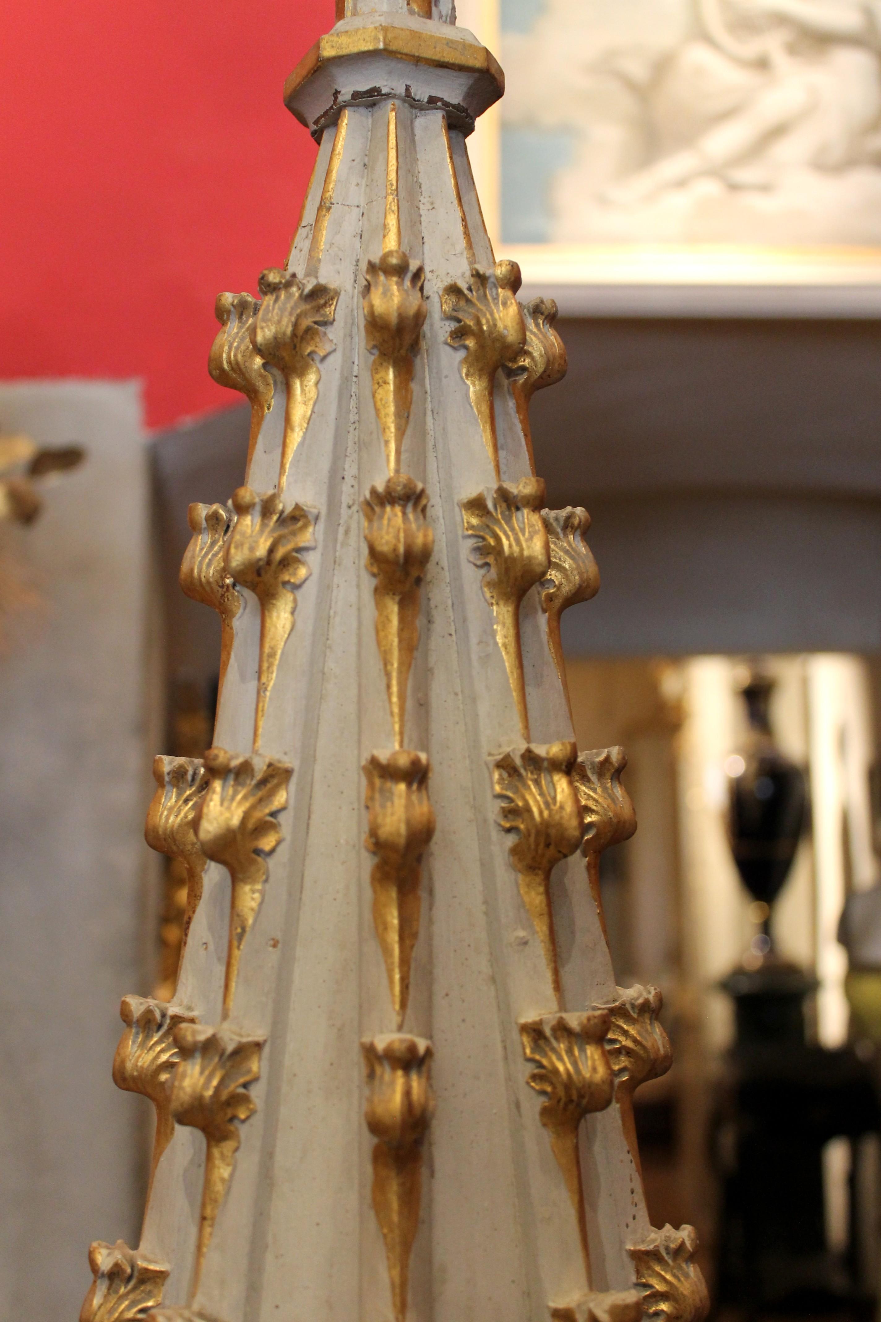 Bois Spire néo-gothique française du 19ème siècle sculptée à la main, laquée et en bois doré à la feuille en vente