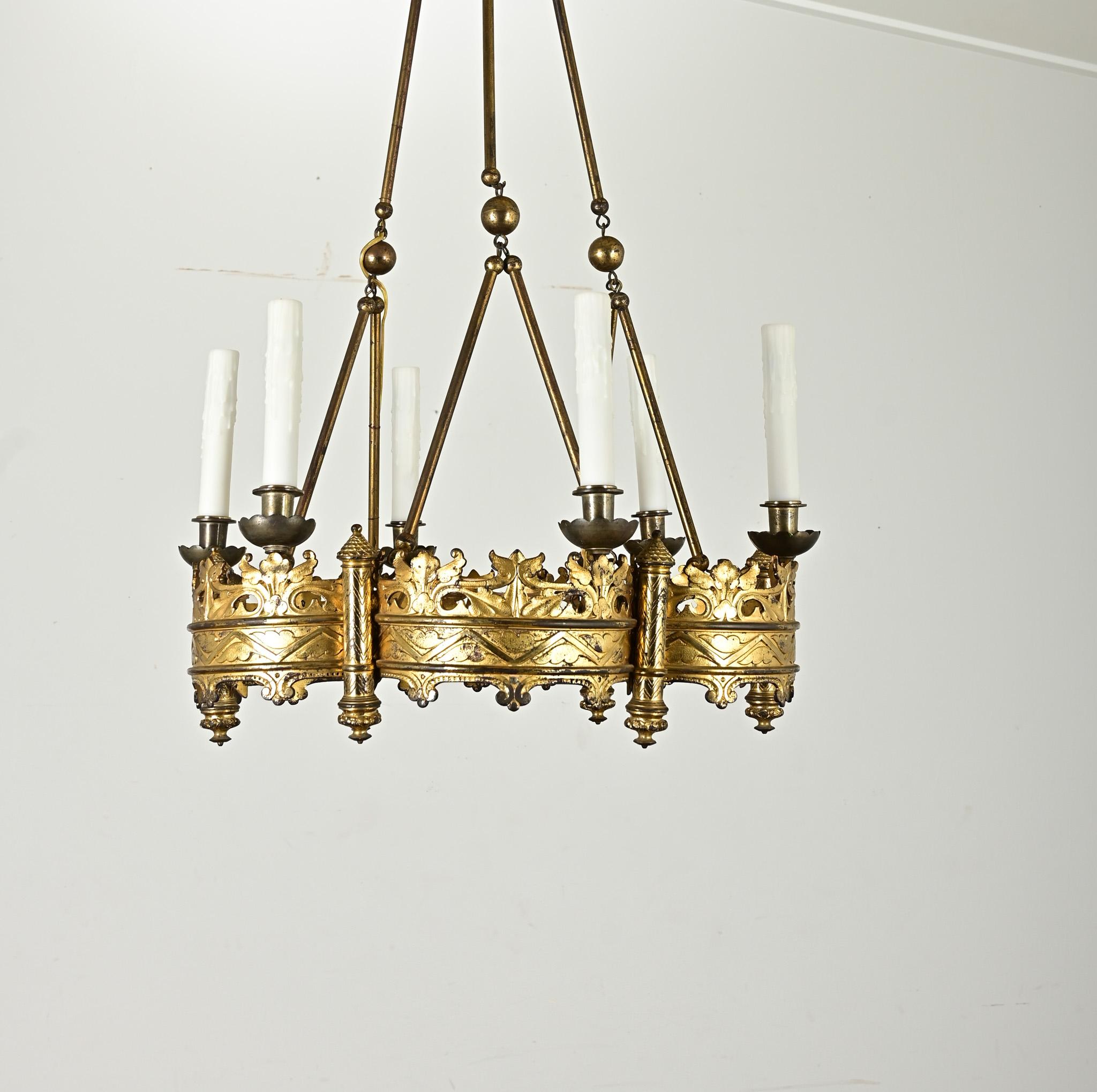Lampadario francese in ottone in stile gotico del XIX secolo in vendita 3