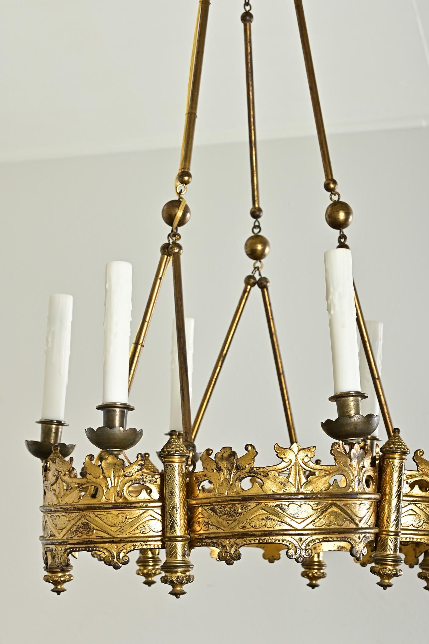 Lampadario francese in ottone in stile gotico del XIX secolo in vendita 4
