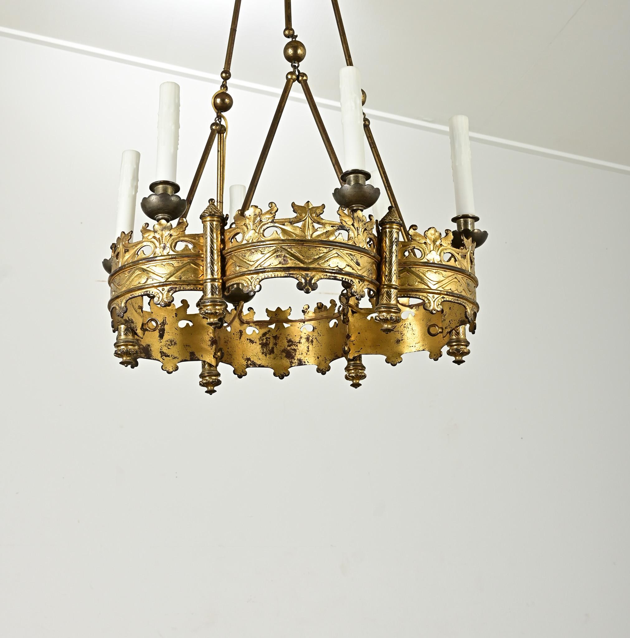 Lampadario francese in ottone in stile gotico del XIX secolo in vendita 5