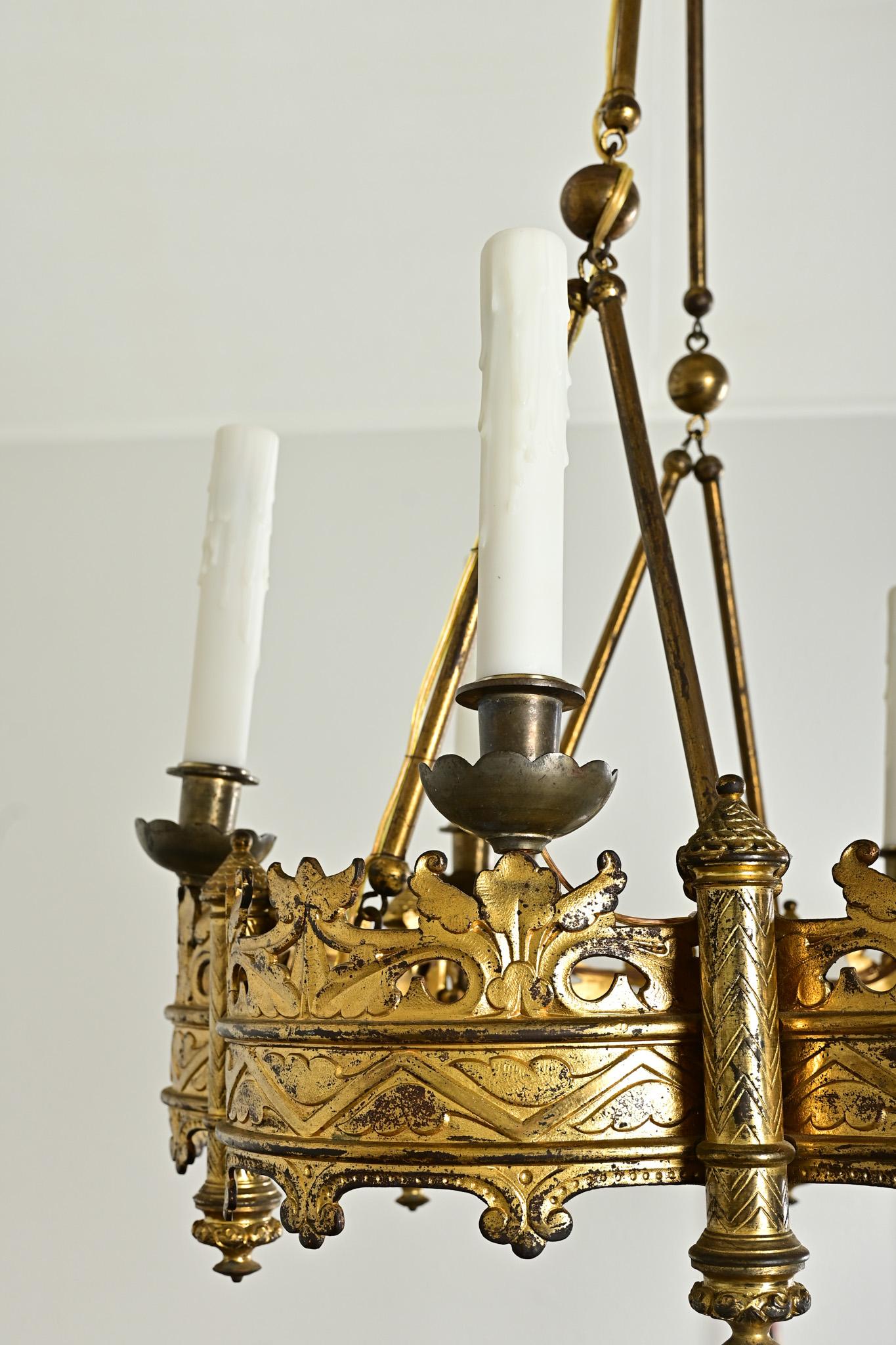 Lampadario francese in ottone in stile gotico del XIX secolo in vendita 6
