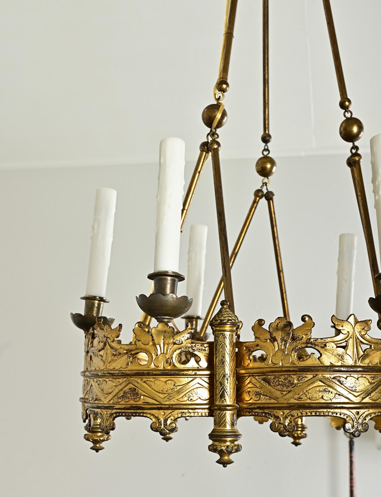 Lampadario francese in ottone in stile gotico del XIX secolo in vendita 7