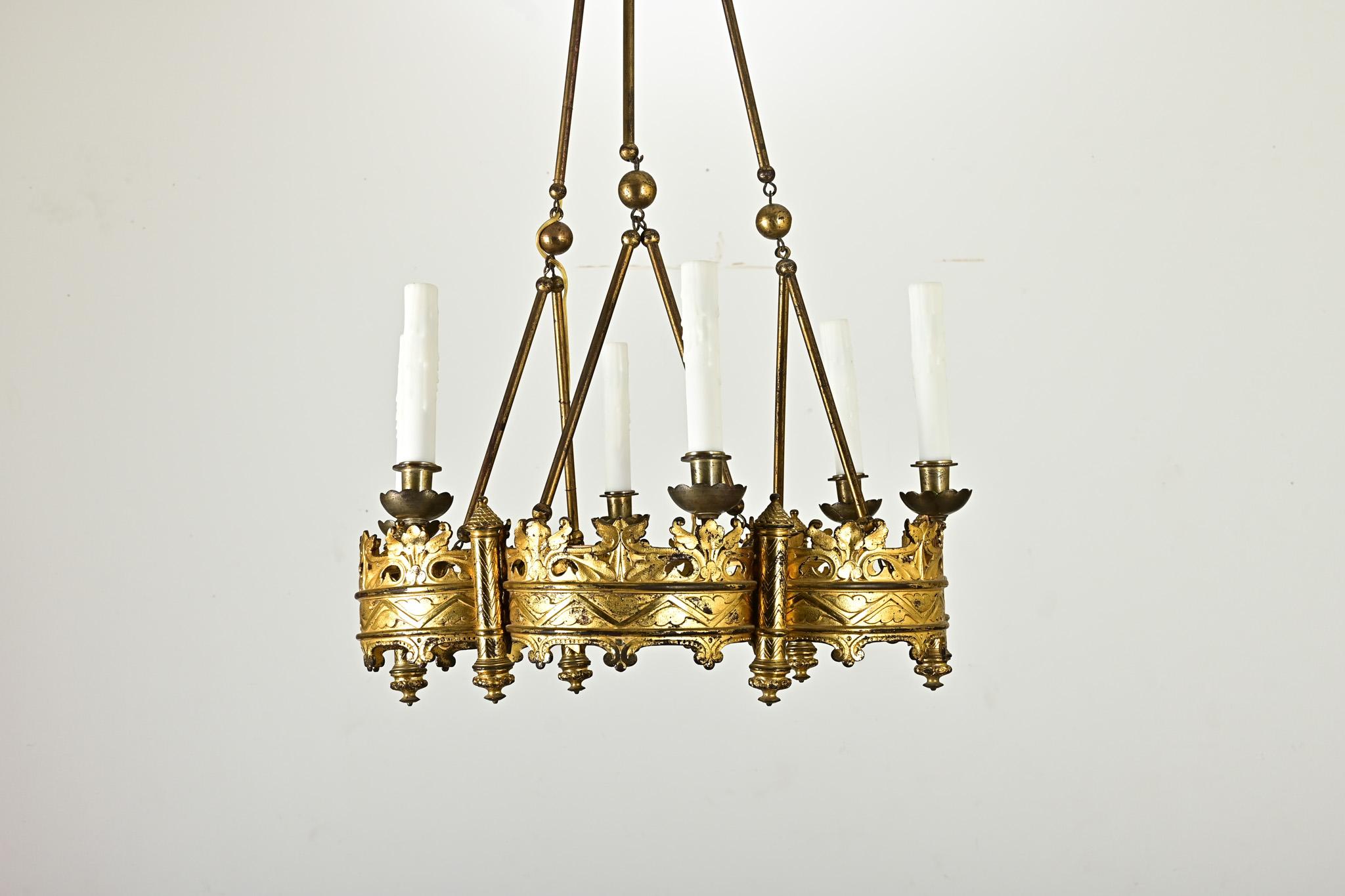 Gotico Lampadario francese in ottone in stile gotico del XIX secolo in vendita