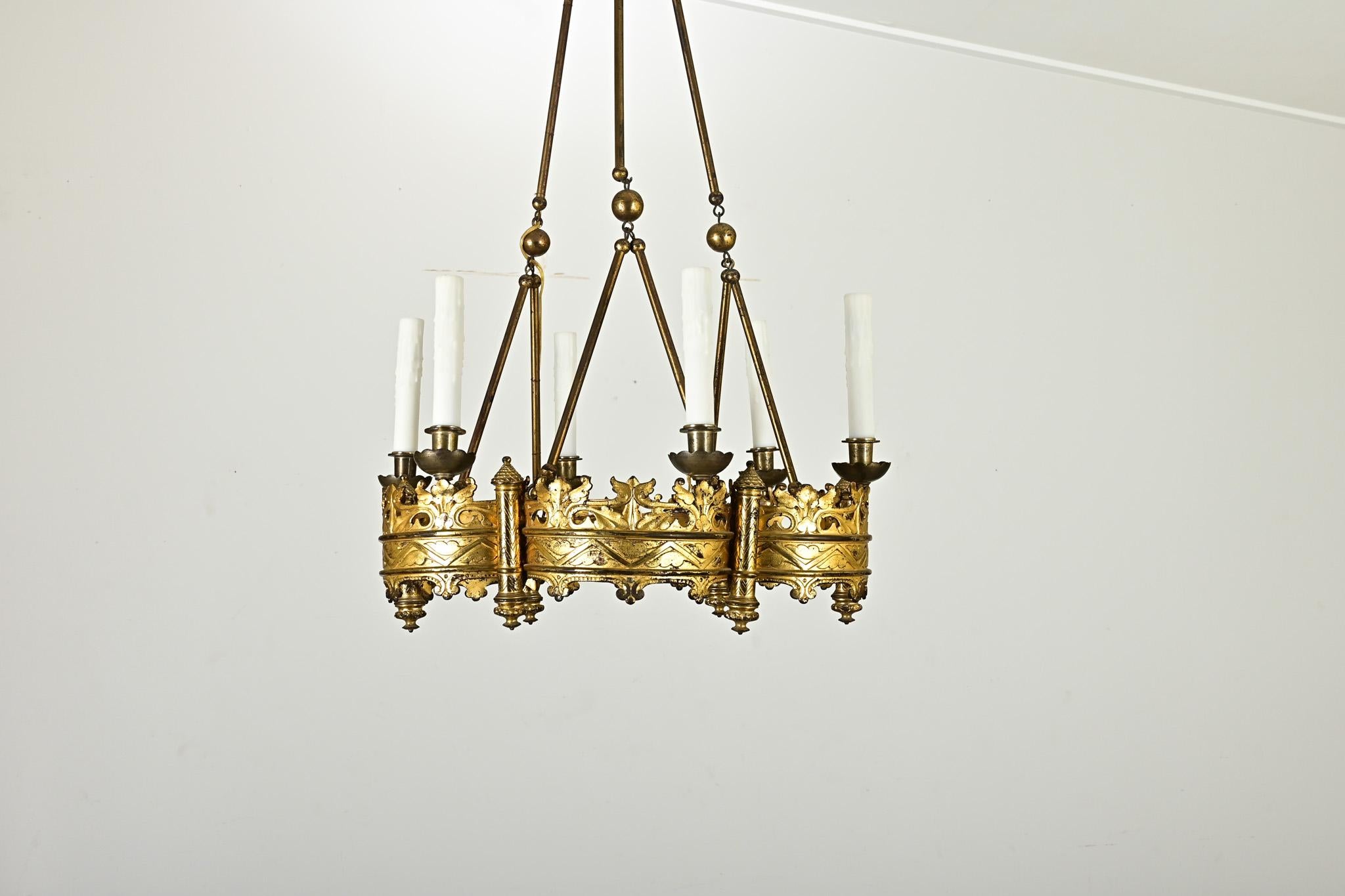 Francese Lampadario francese in ottone in stile gotico del XIX secolo in vendita