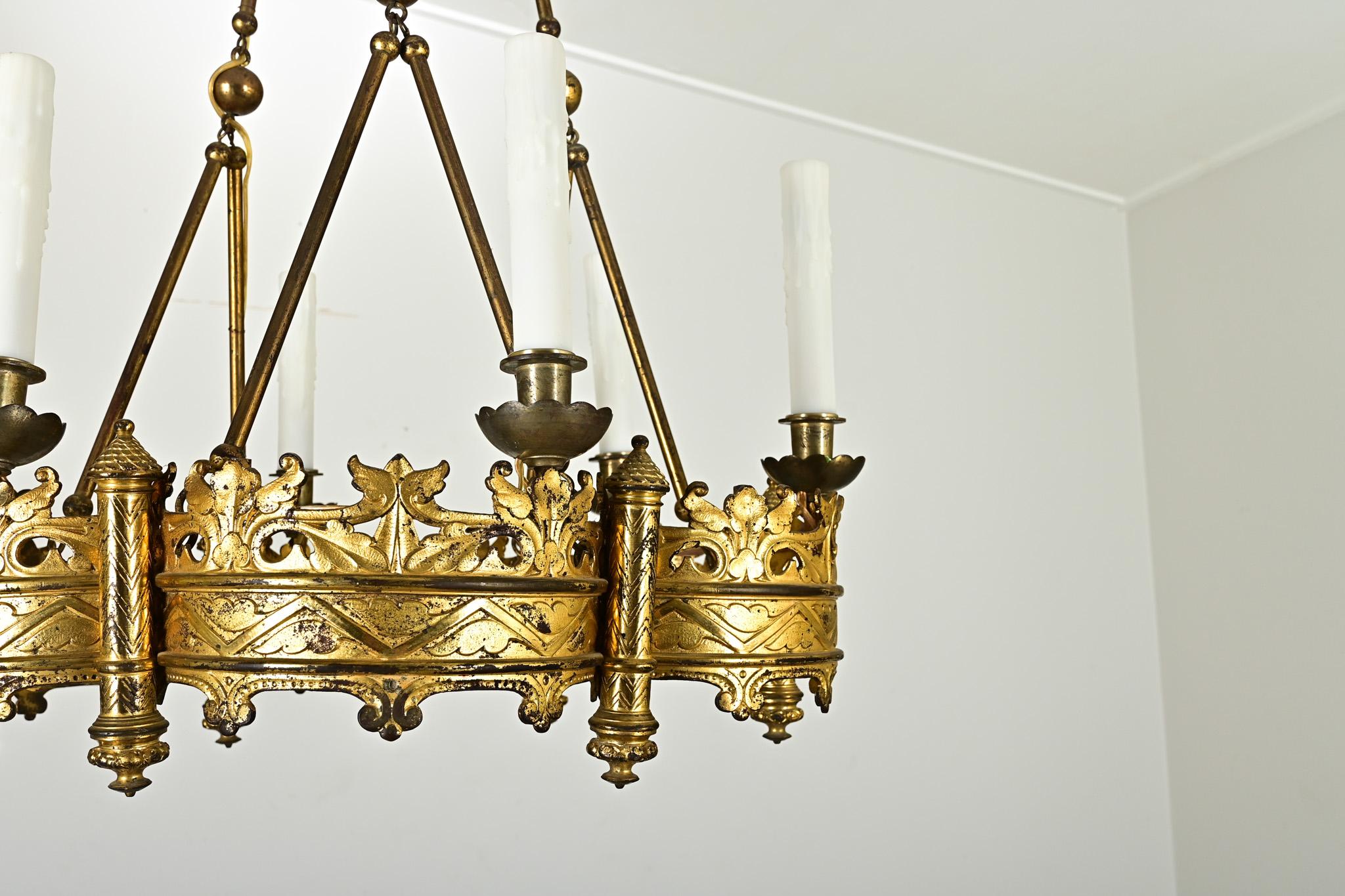 Calco Lampadario francese in ottone in stile gotico del XIX secolo in vendita