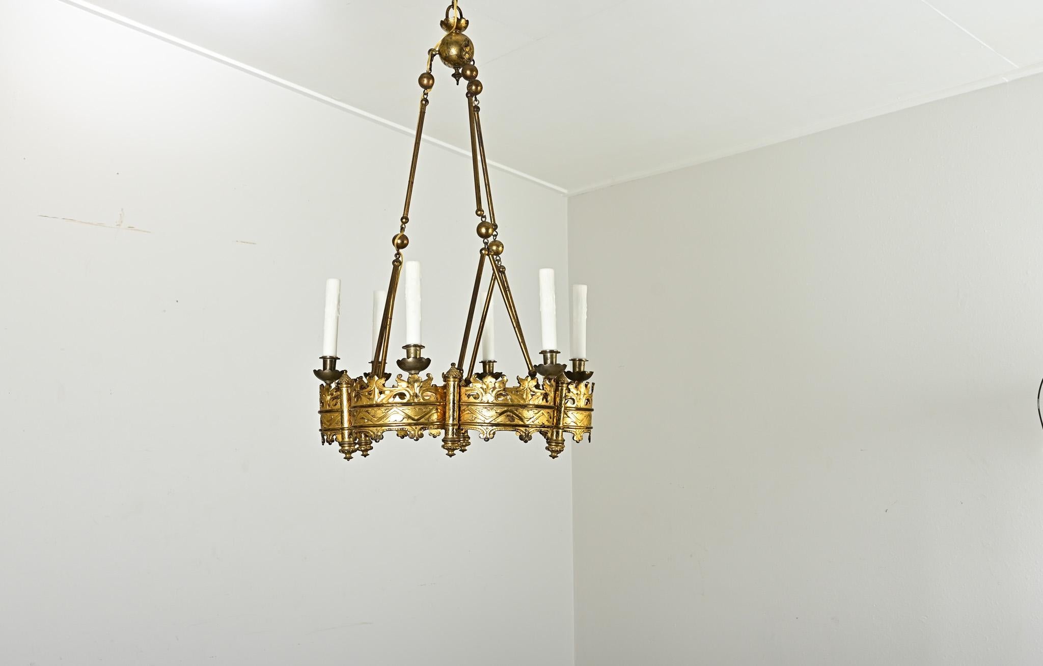 Lampadario francese in ottone in stile gotico del XIX secolo In condizioni buone in vendita a Baton Rouge, LA