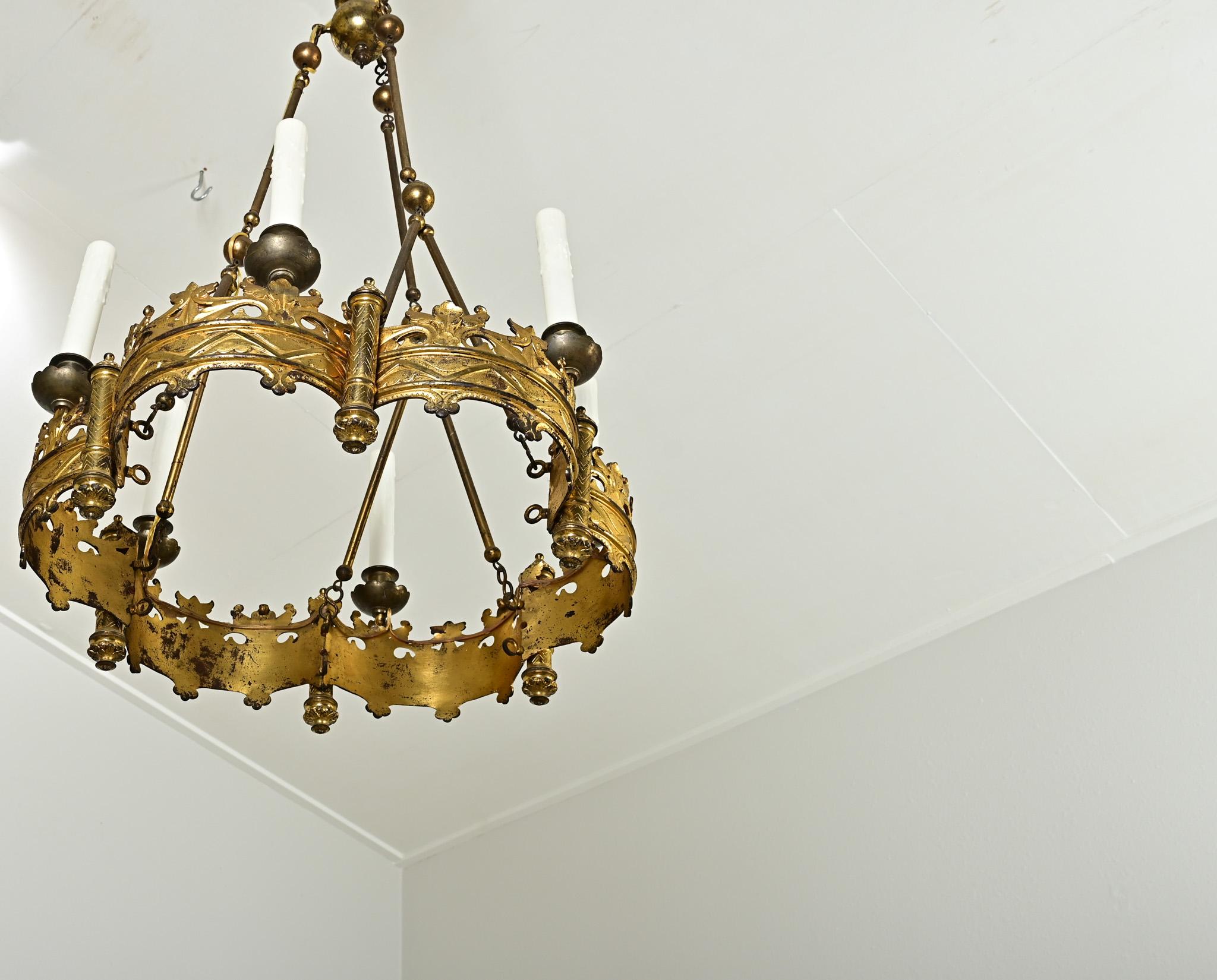 Ottone Lampadario francese in ottone in stile gotico del XIX secolo in vendita