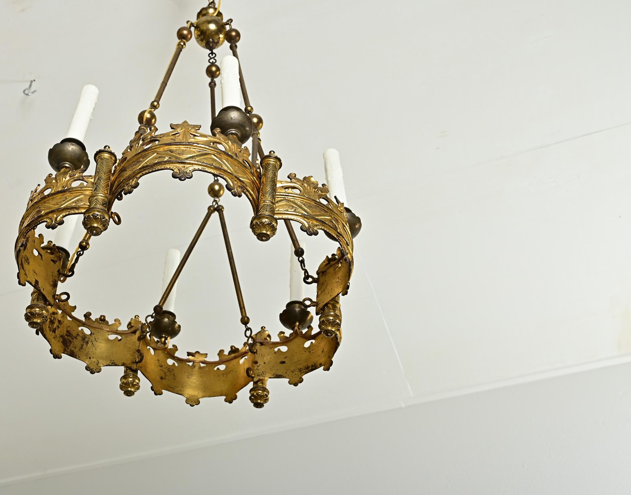Lampadario francese in ottone in stile gotico del XIX secolo in vendita 1