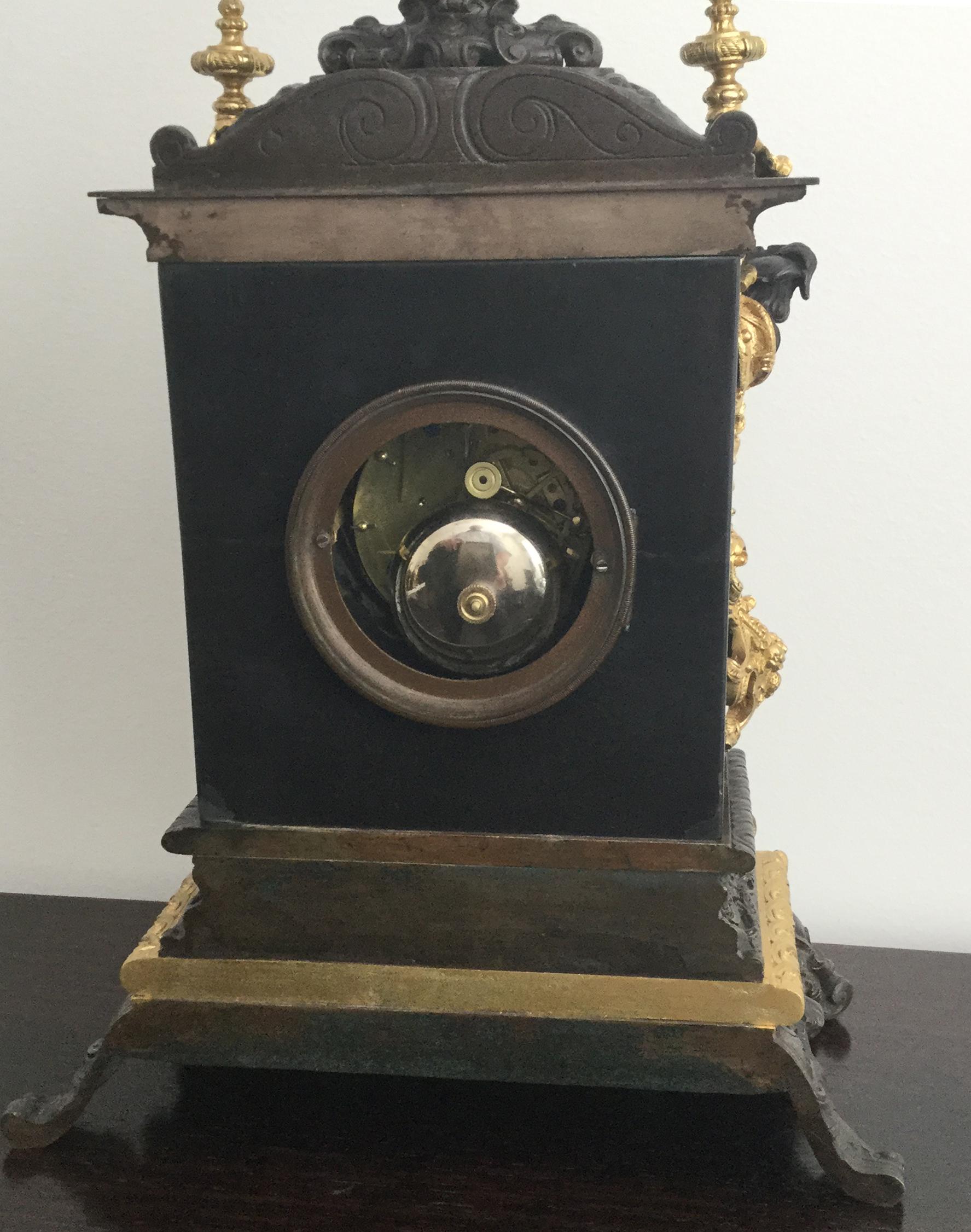 XIXe siècle Pendule de cheminée française du 19ème siècle de style gothique en bronze et ardoise de Bordeaux en vente