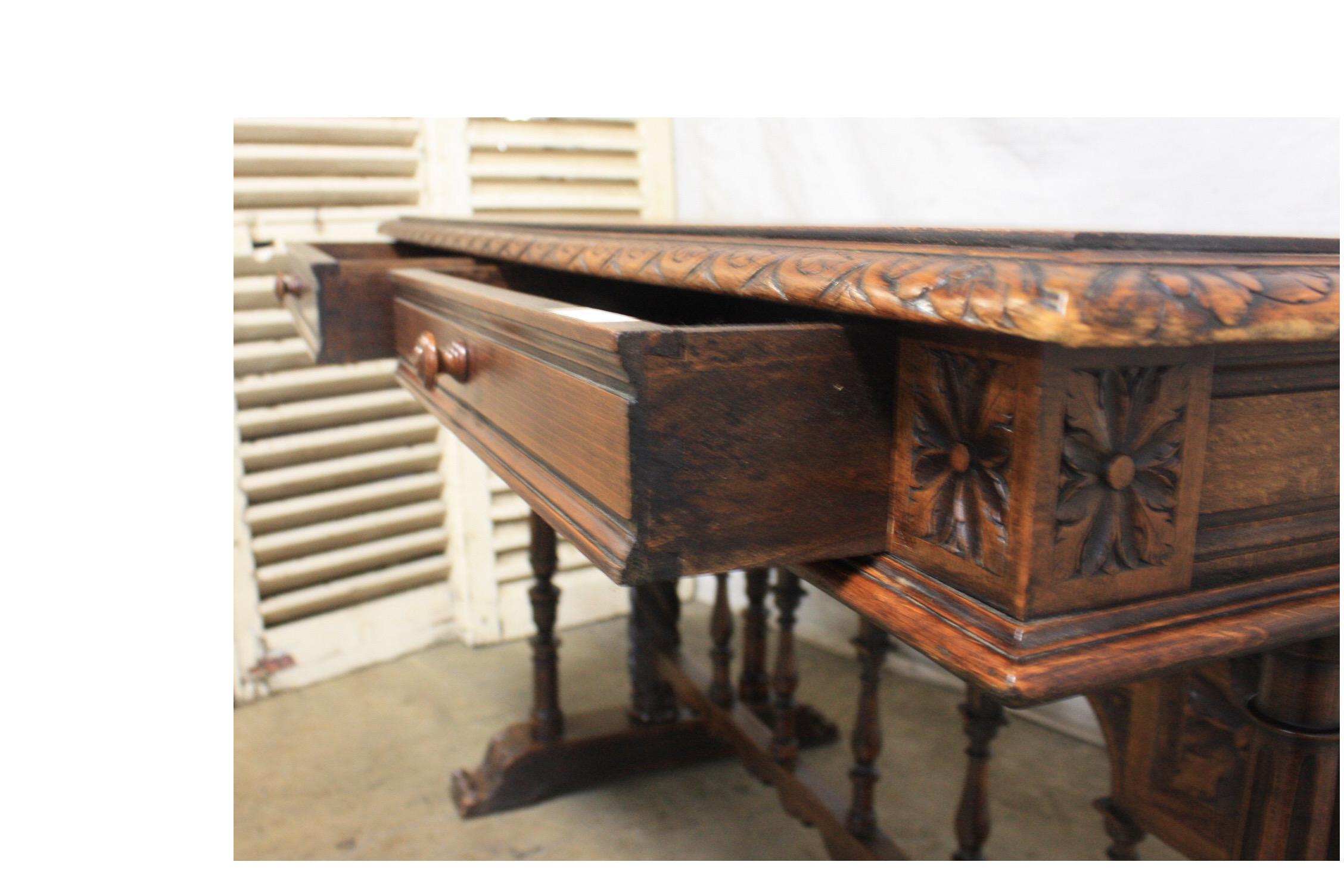 Schreibtisch im gotischen Stil des 19. Jahrhunderts (Französisch) im Angebot