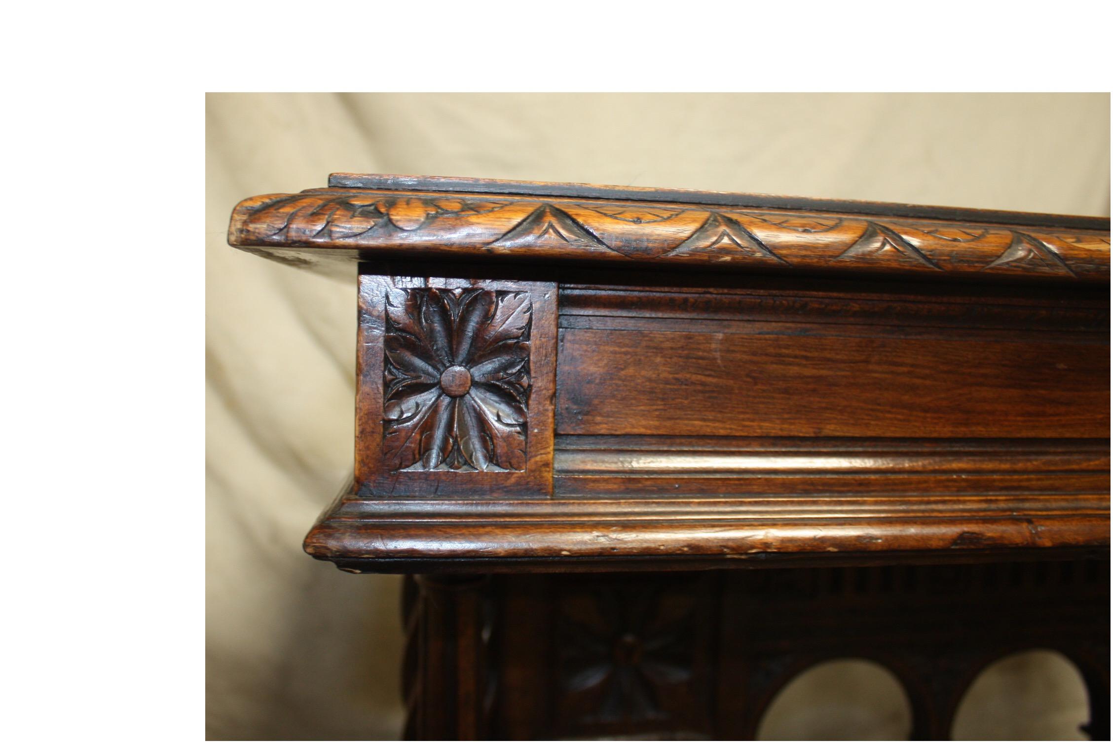 Schreibtisch im gotischen Stil des 19. Jahrhunderts (Walnuss) im Angebot