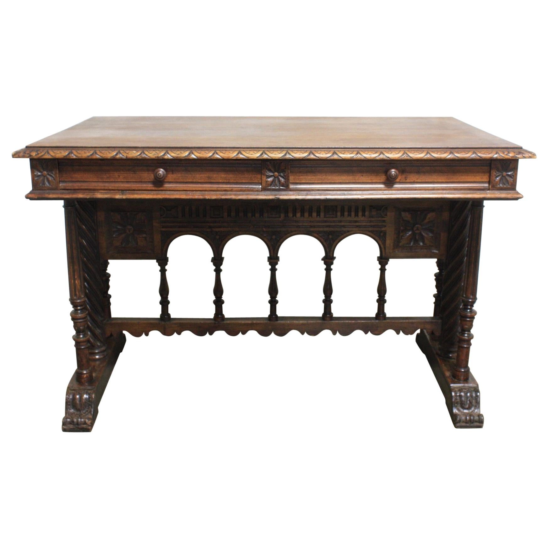 Table à écrire française de style gothique du XIXe siècle