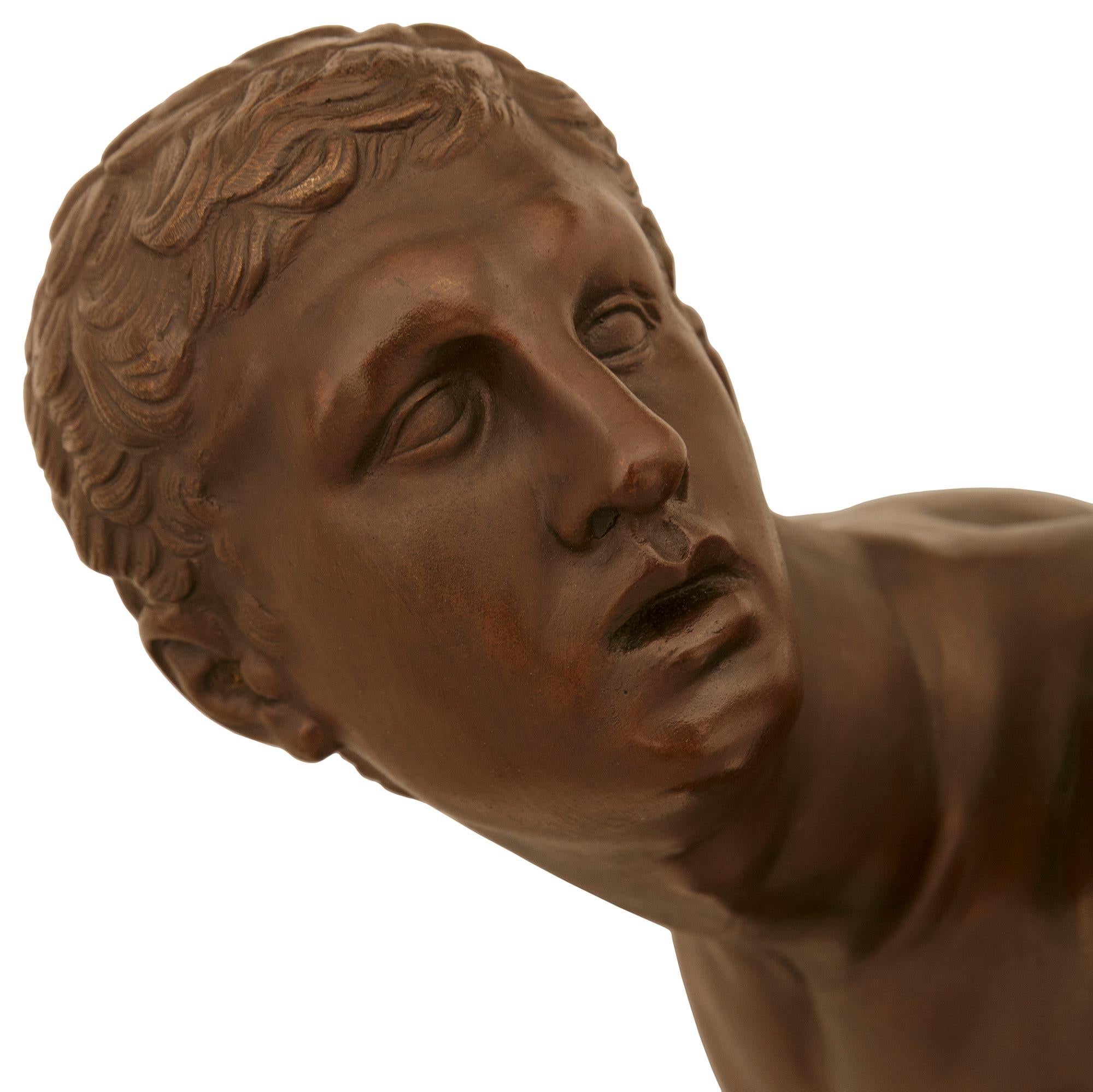 Statue en bronze patiné Grand Tour du gladiateur Borghese du 19e siècle Bon état - En vente à West Palm Beach, FL