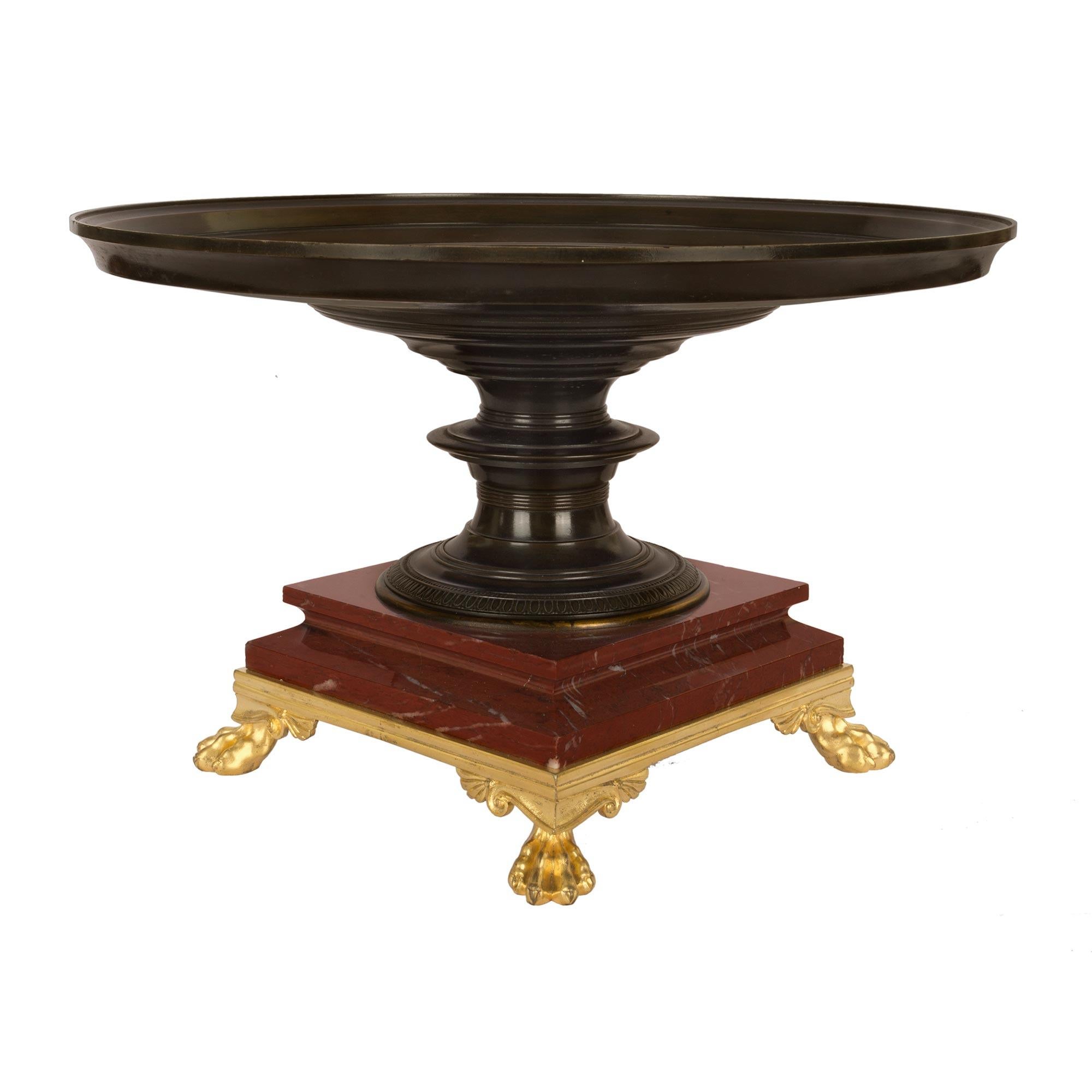 Bella e grande tazza francese del XIX secolo del periodo Grand Tour in bronzo patinato, marmo e ormolu firmata F. LEVILLAIN 1866. La tazza è sollevata su quattro piedi a zampa in ormolu riccamente cesellati sotto una base quadrata in marmo Rouge du