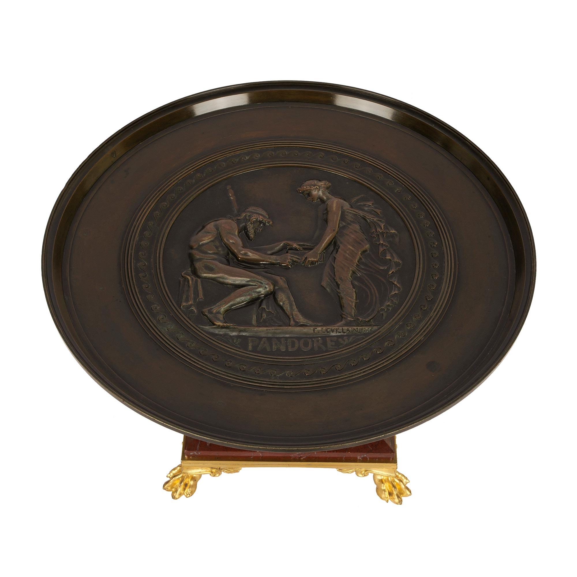 Francese Tazza francese del XIX secolo del periodo Grand Tour in bronzo patinato, marmo e ormolu in vendita